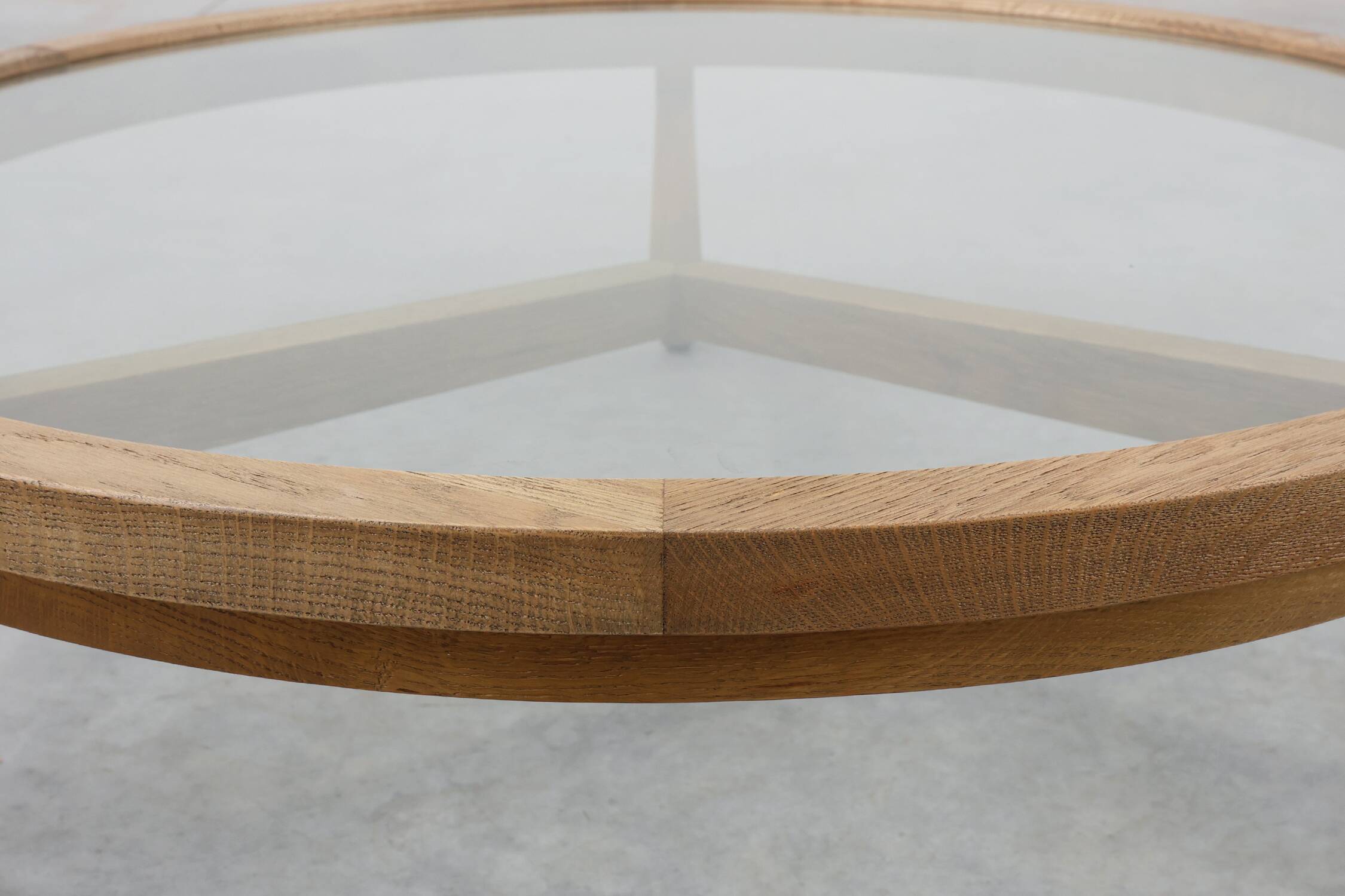 Table moderne en bois de cèdre et verre, Italie fin du 20e siècle