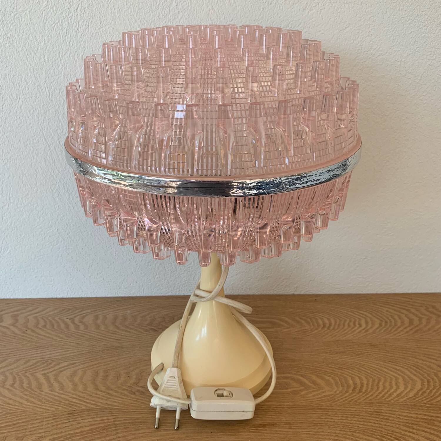 ▪️50s Pop and Modern Plastic Lamp Pink Globe and Cream Base Brand ME