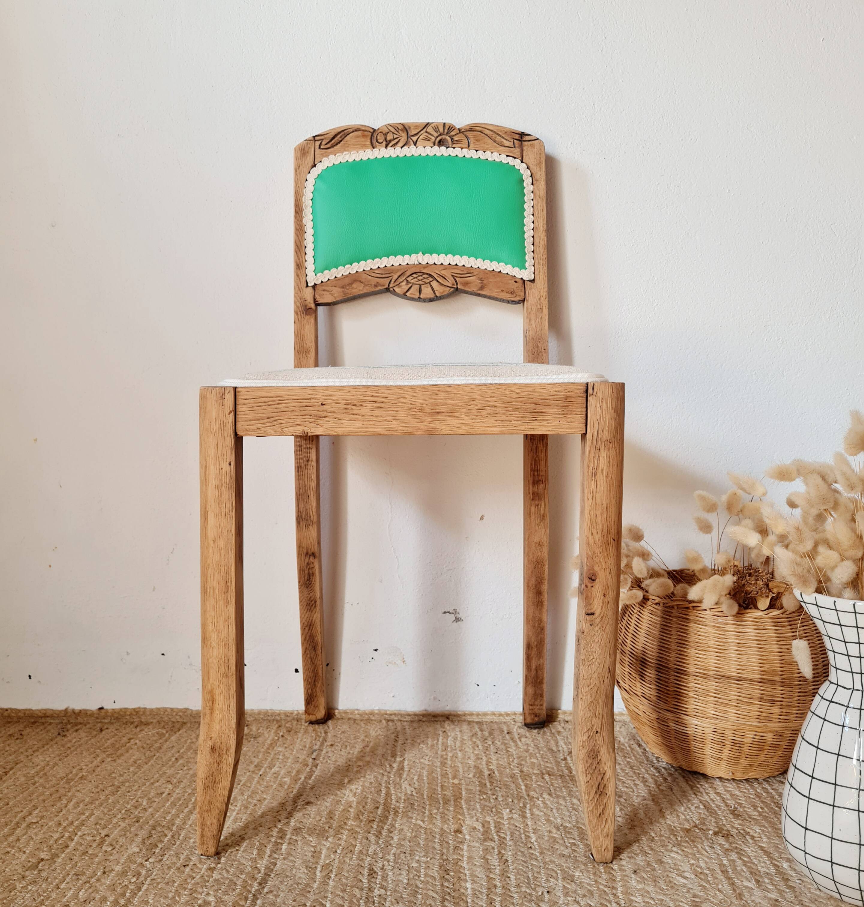 Chaise ancienne rénovée – bois sculpté et dossier vert