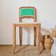 Chaise ancienne rénovée – bois sculpté et dossier vert