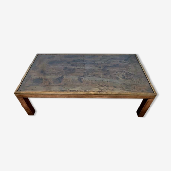 Table basse vintage moderniste des années 1970 "seventies" en bois plateau cuivre structuré