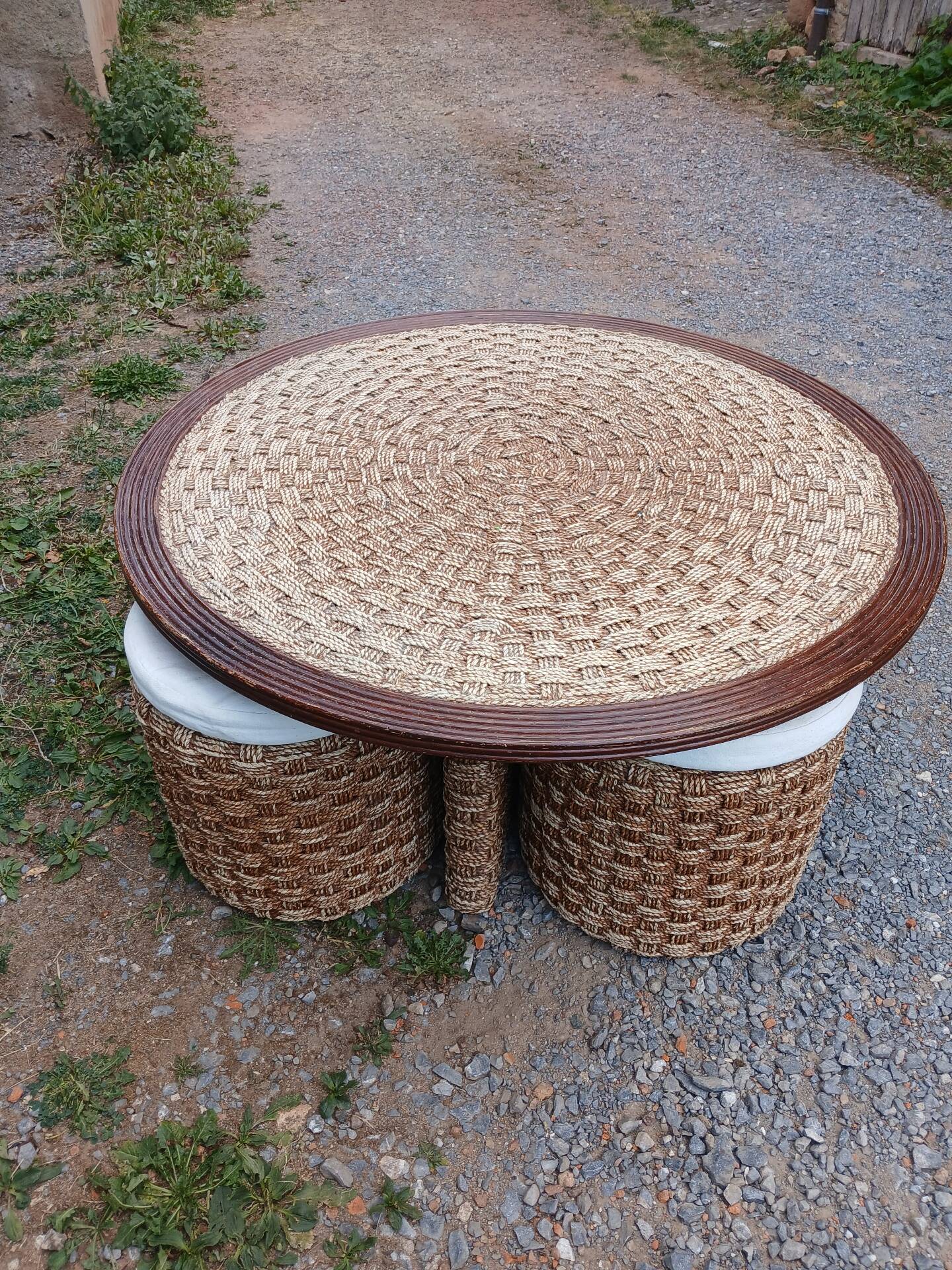 Vintage coffee table + 4 poufs
