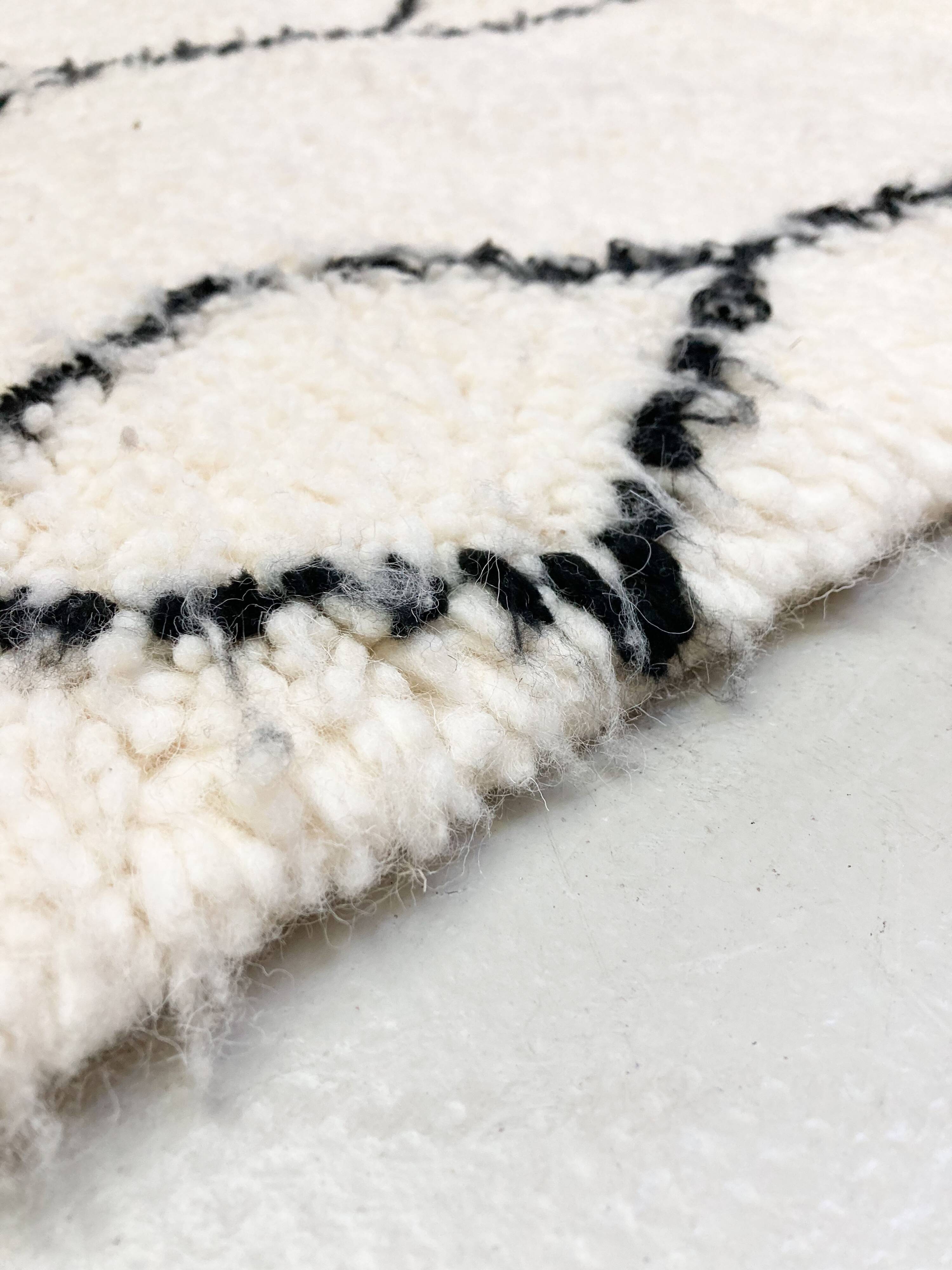 Moroccan Berber carpet Beni Ouarain with black patterns 2.60x1.60m