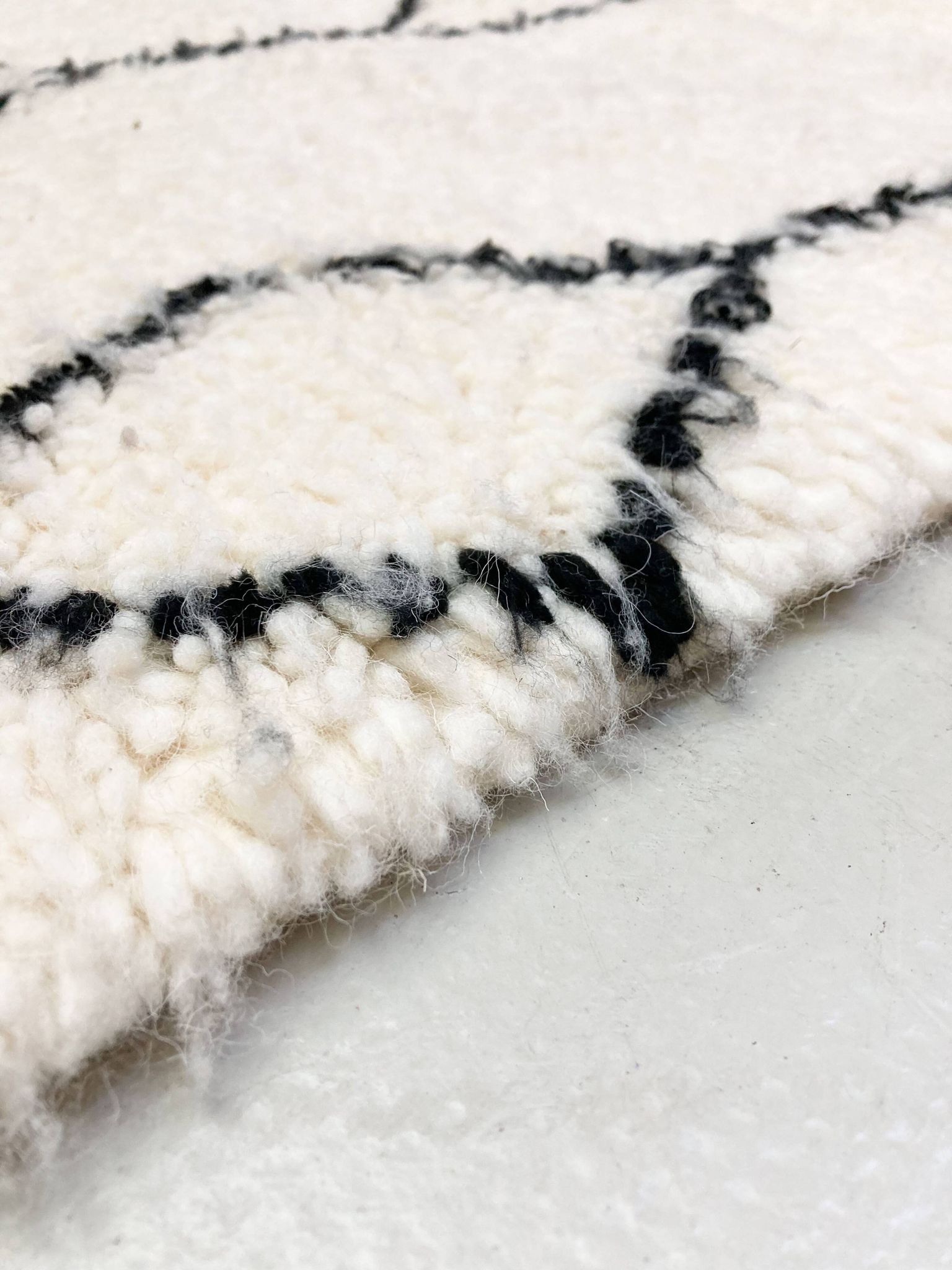 Tapis berbère marocain Beni Ouarain à motifs noirs 2,60x1,60m