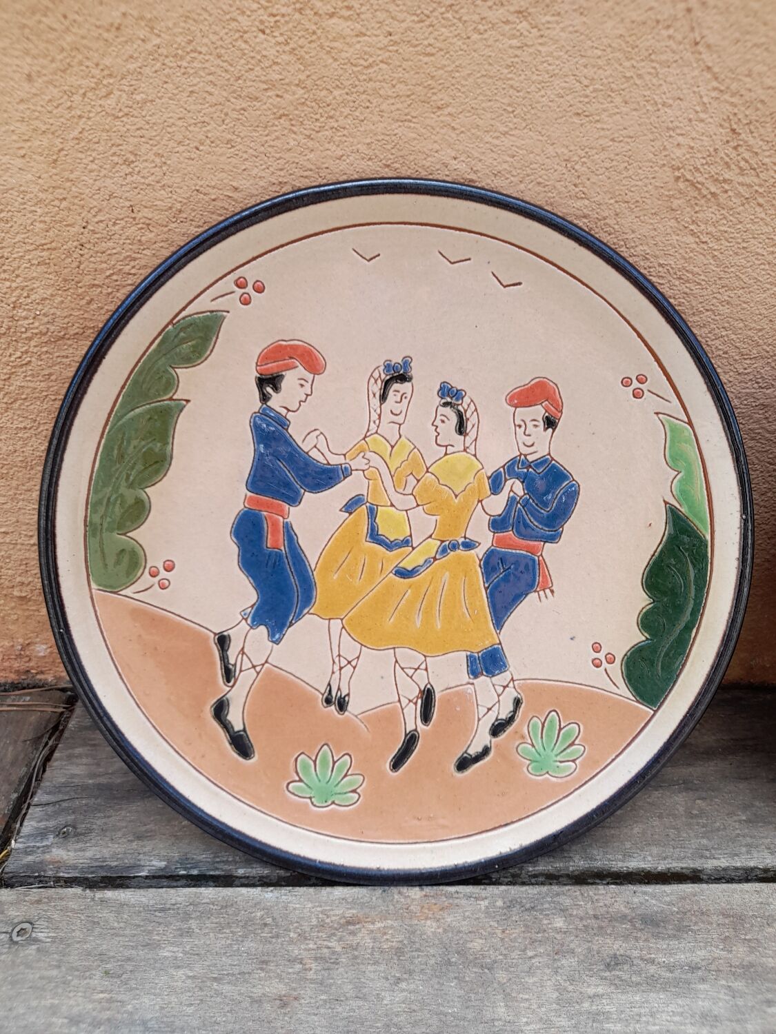Duo of wall plates or dish traditional Basque dancers, by Aparicio