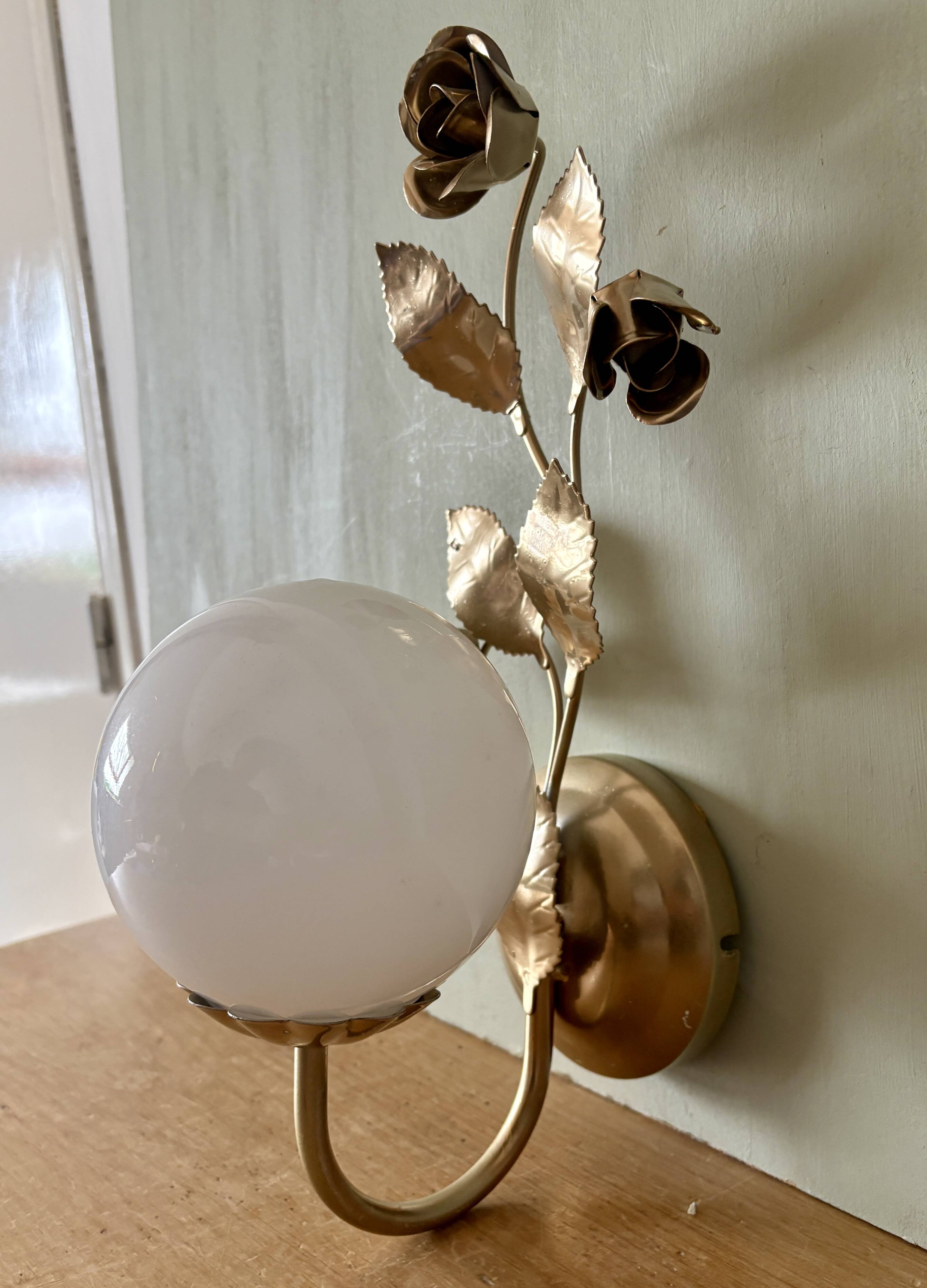 Vintage wall lamp in gold metal and white opaline
