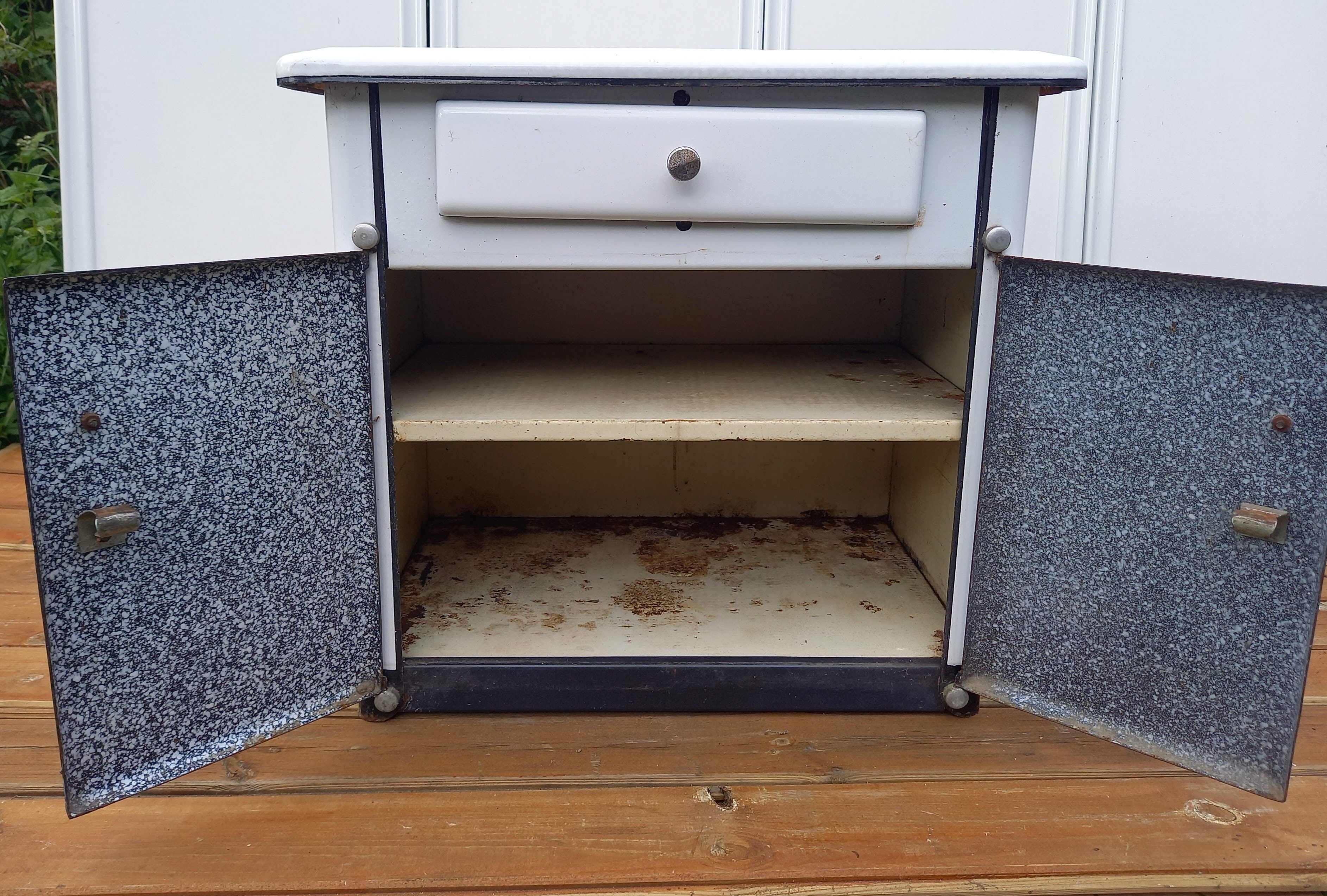 Meuble blanc en tôle émaillée
