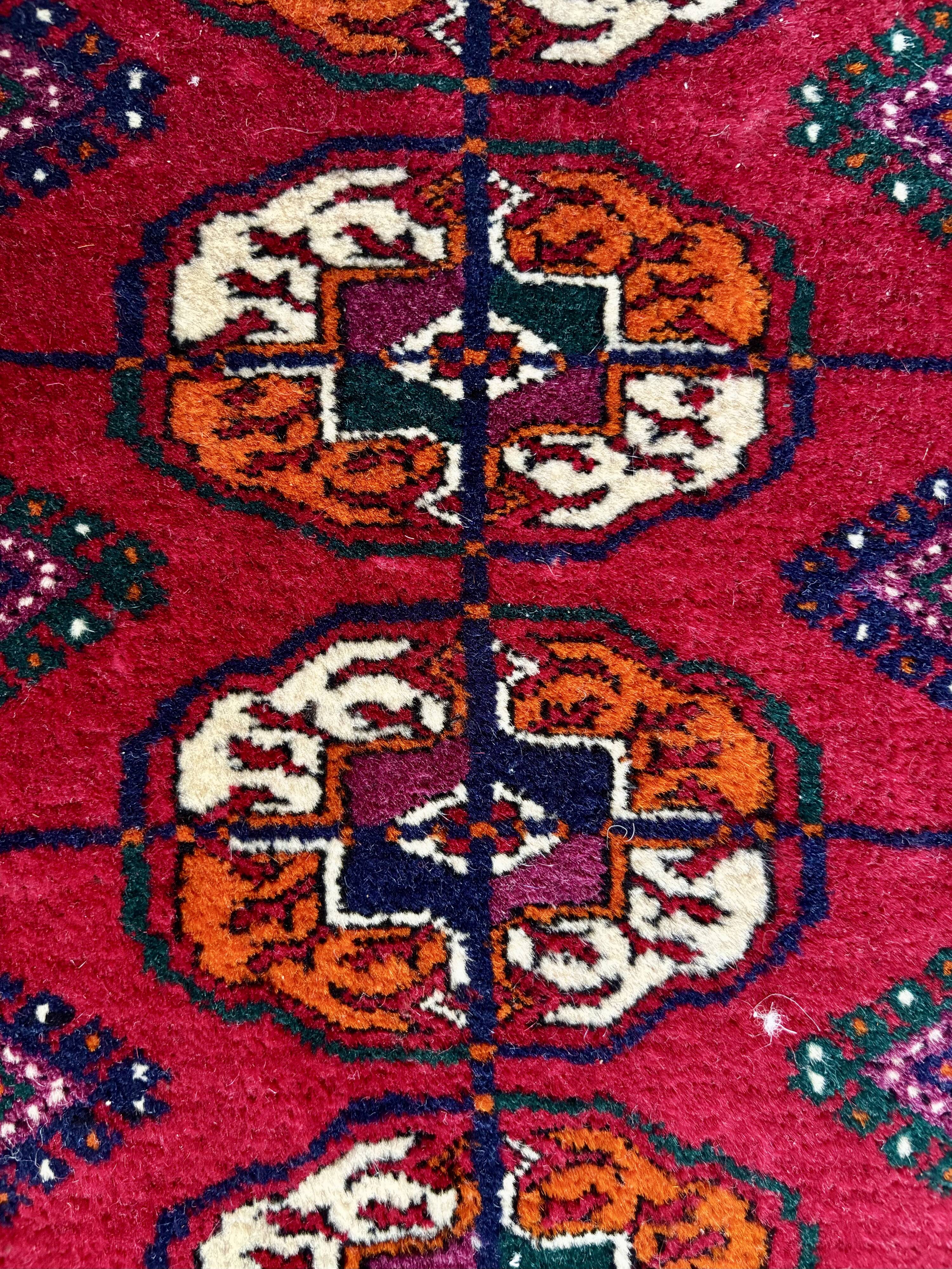 Turkmen Bukhara carpet hand-knotted – 290 x 207 cm – in perfect condition – certificate