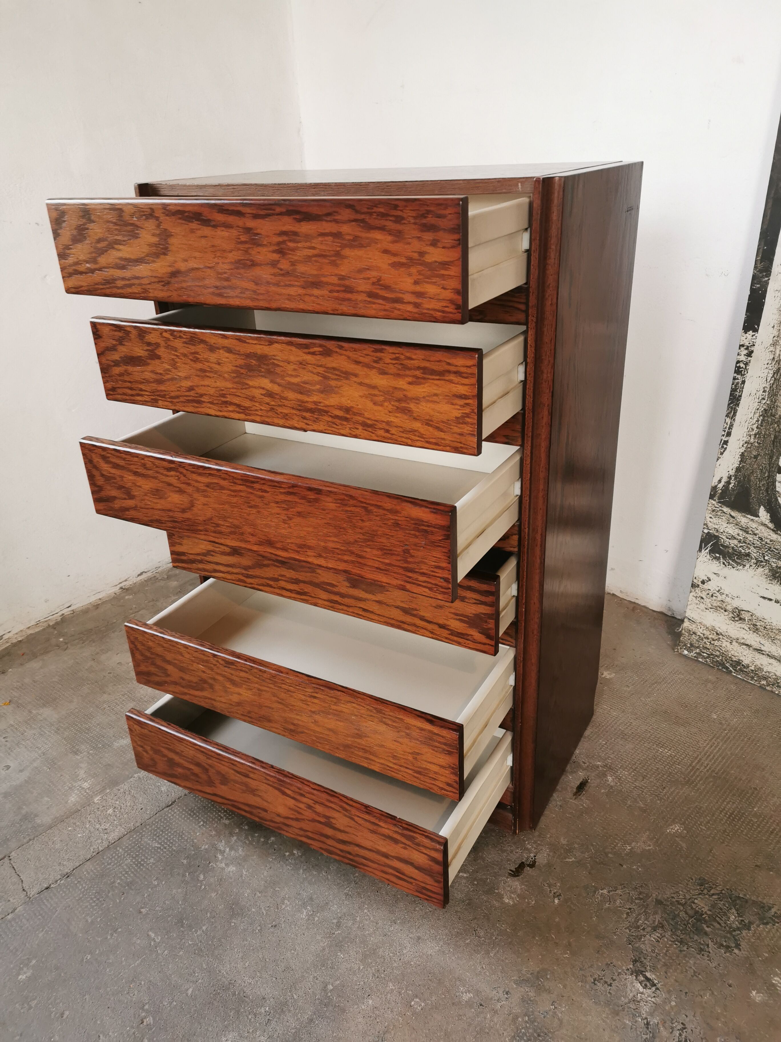Weekly chest of drawers