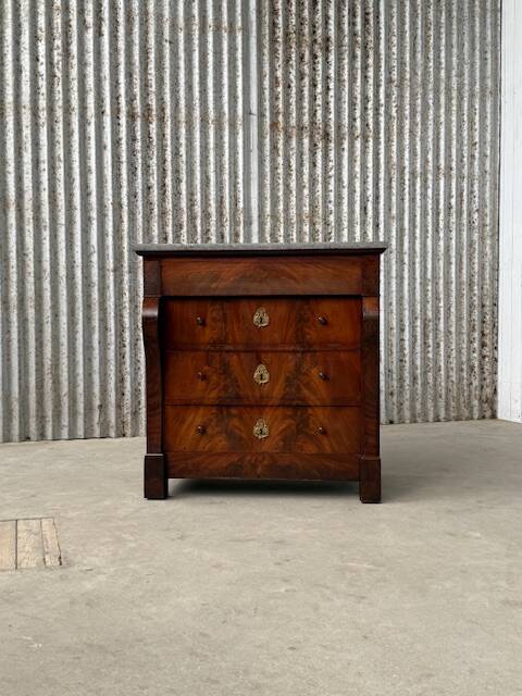 Empire mahonie ladekast met hardstenen blad, Gris de Marais