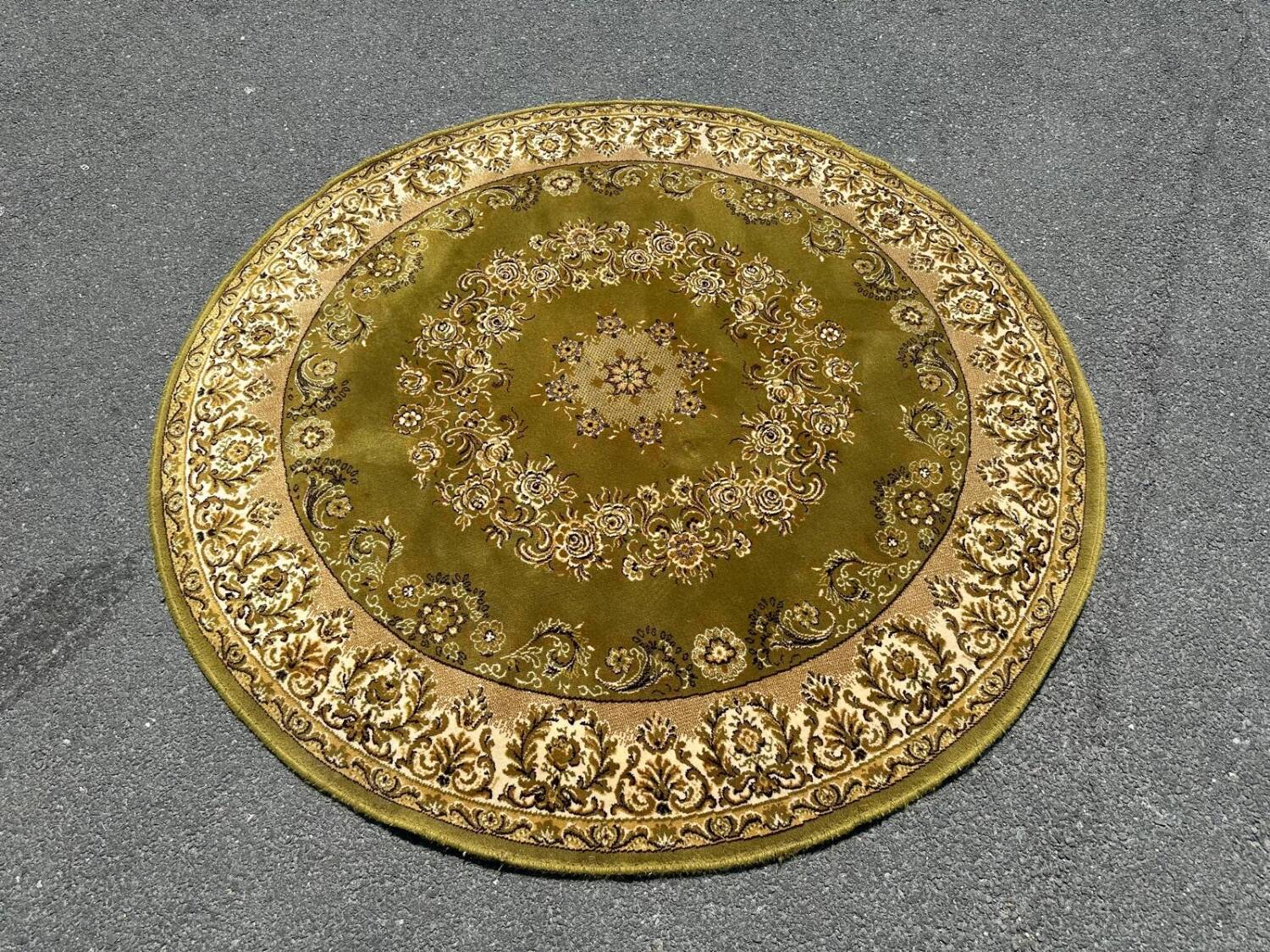 Round oriental rug