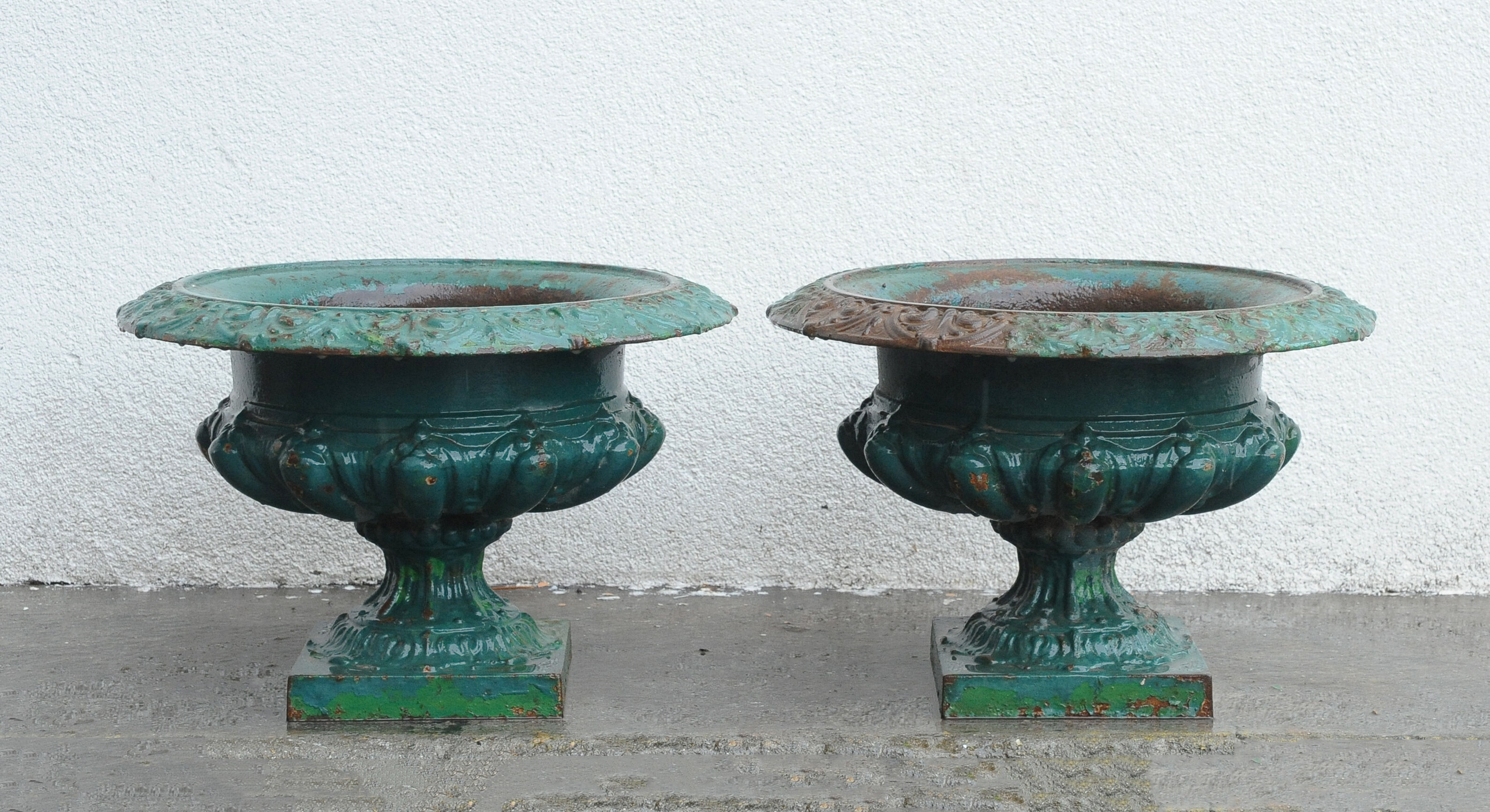 Pair of 2 medicis vases