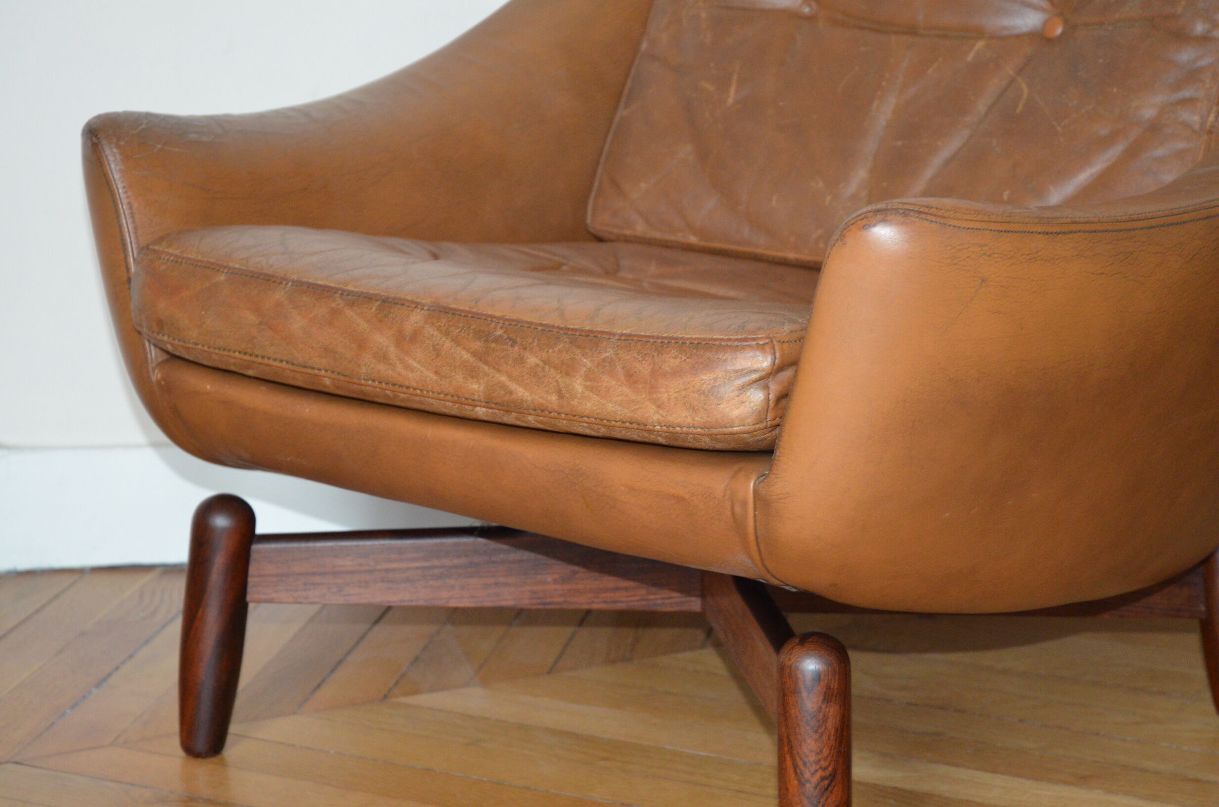 Scandinavian armchair in camel patinated leather