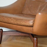 Fauteuil Scandinave en cuir patiné camel