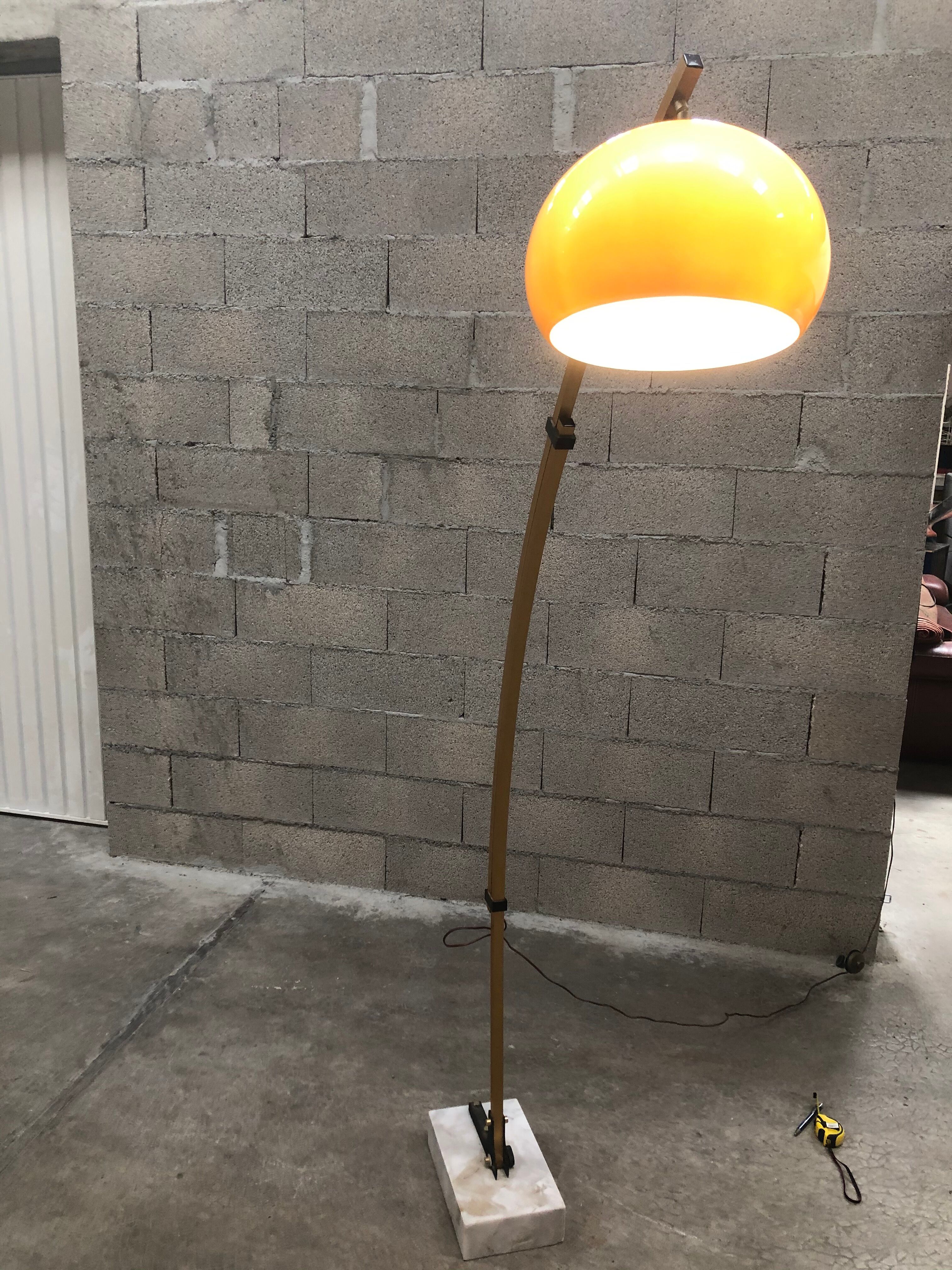Lampadaire arc doré design des années 70