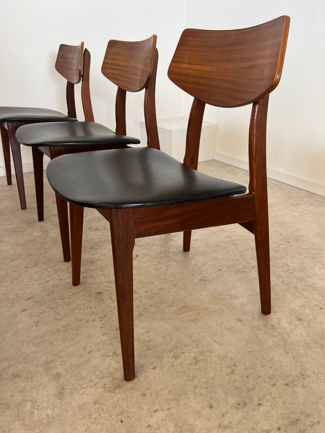 Set of 6 teak and black imitation leather chairs, Scandinavian design from the 70s vintage