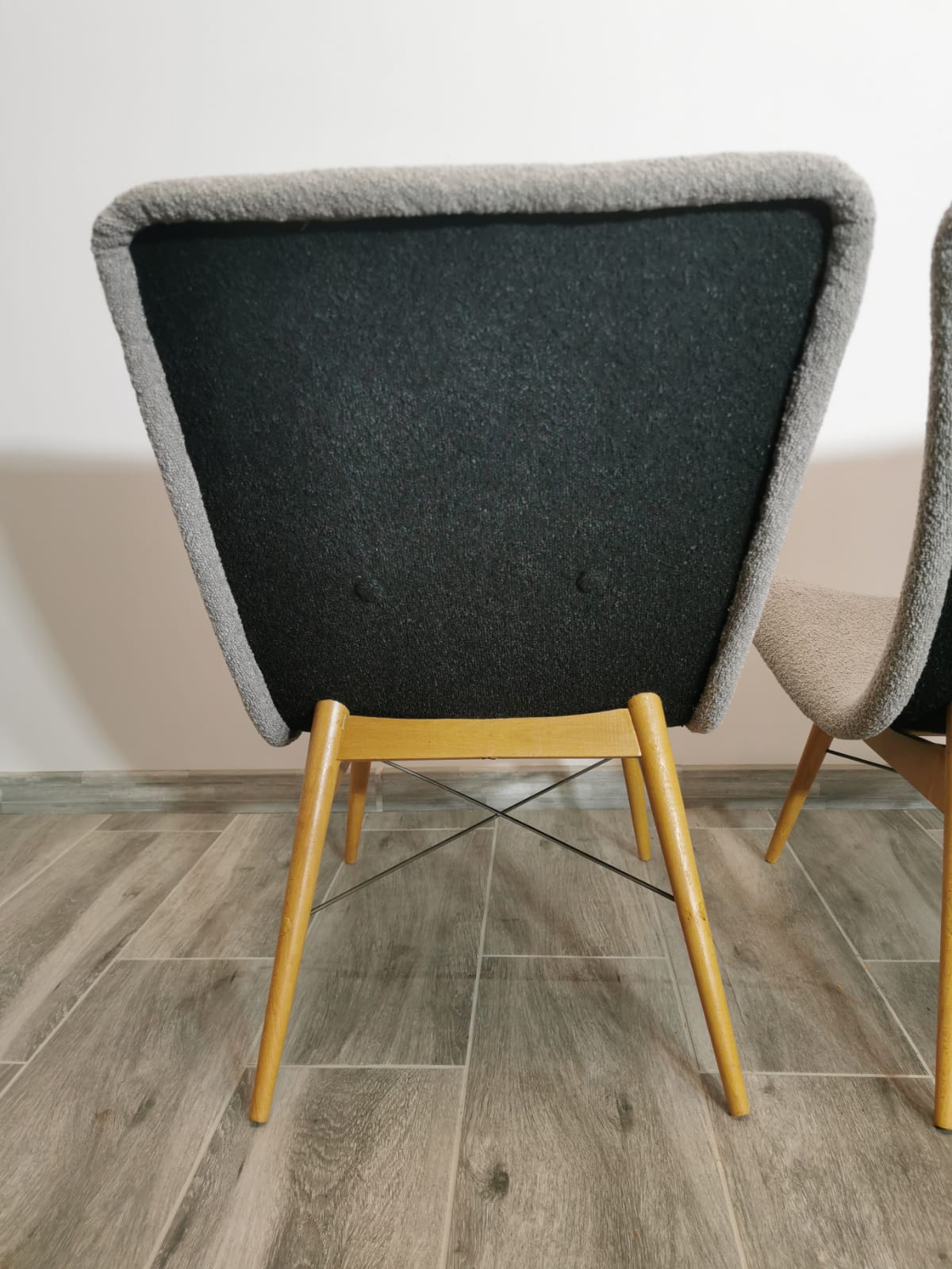 Paire de fauteuils restaurée par Miroslav Navratil