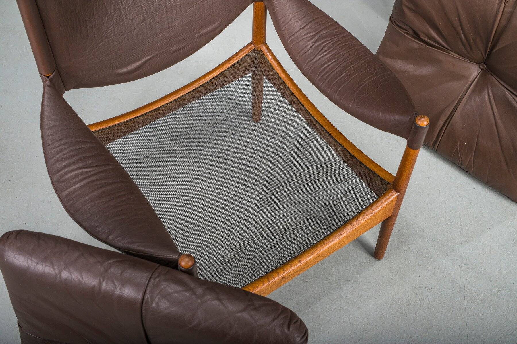 Ensemble de 3 fauteuils lounge danois modernes en chêne et cuir avec repose-pieds, conçus par Kristian Vedel pour Søren Wiladsen, années 1960.