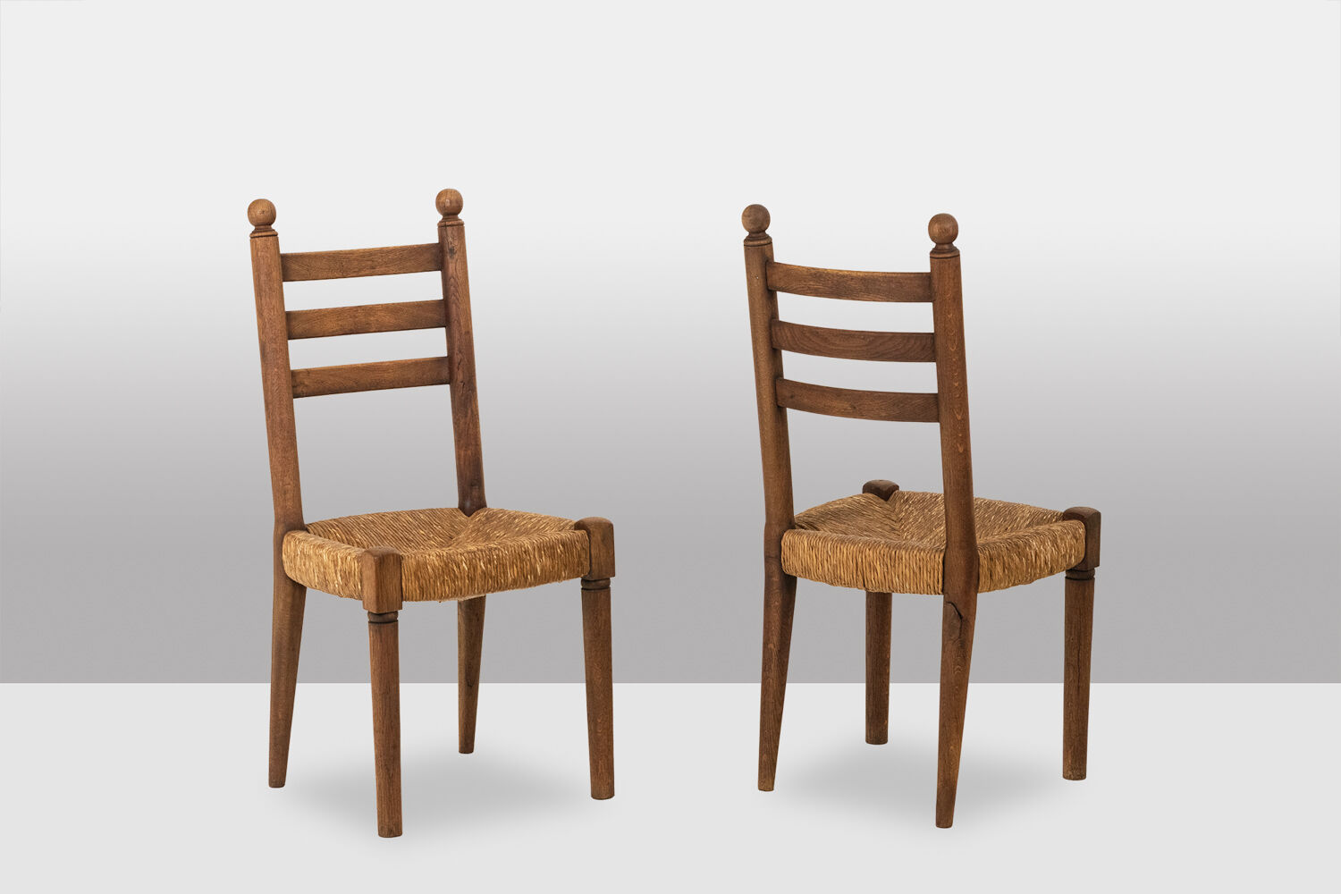 Ensemble de 8 chaises paillées en chêne. Années 1950.
