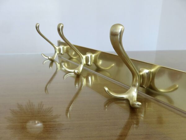 Grand porte manteau mural en aluminium doré, années 60 70