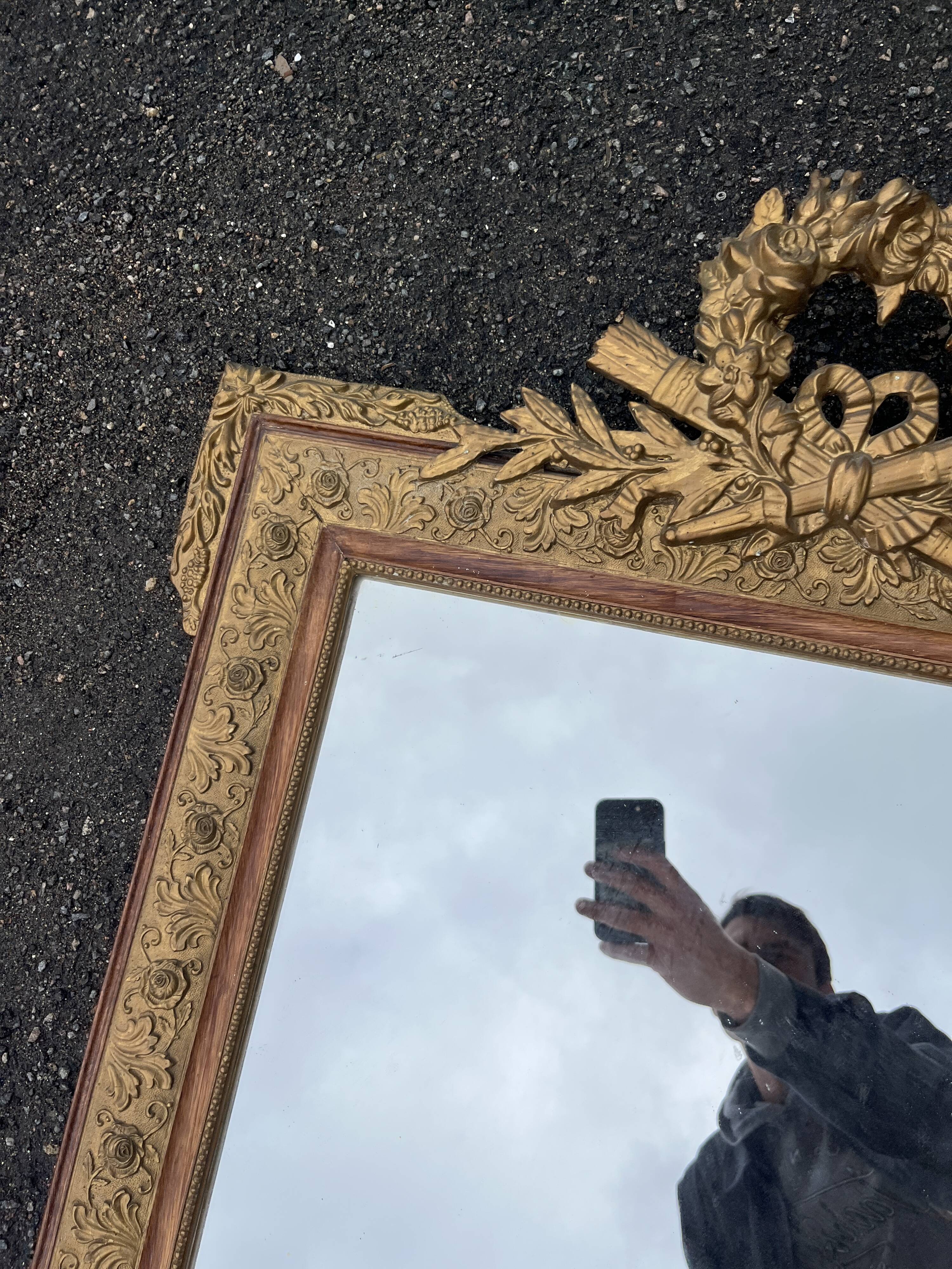 Large gold mirror in Louis XVI style with laurel crown, 121 cm.