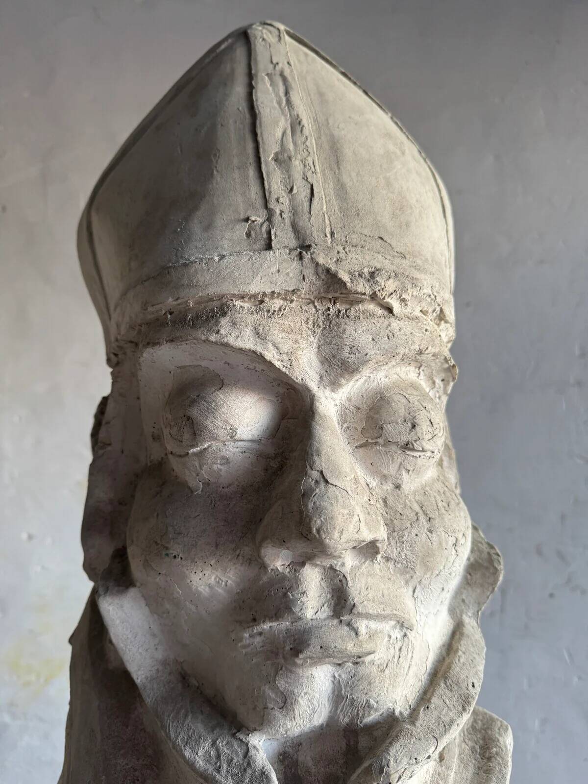 Set of two natural white plaster sculptures by Walter De Buck — figurative folkloric pair