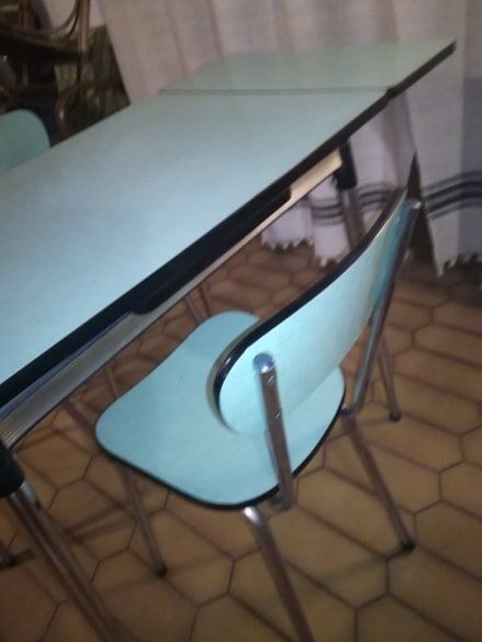 Set table and chairs in formica