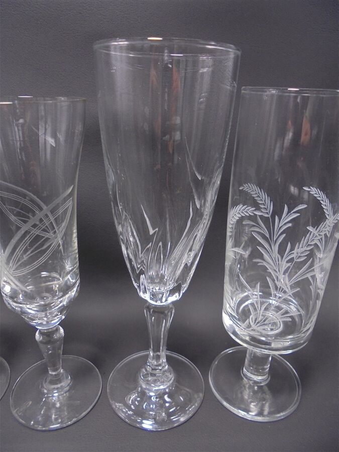 Ensemble dépareillé de 6 flûtes à champagne