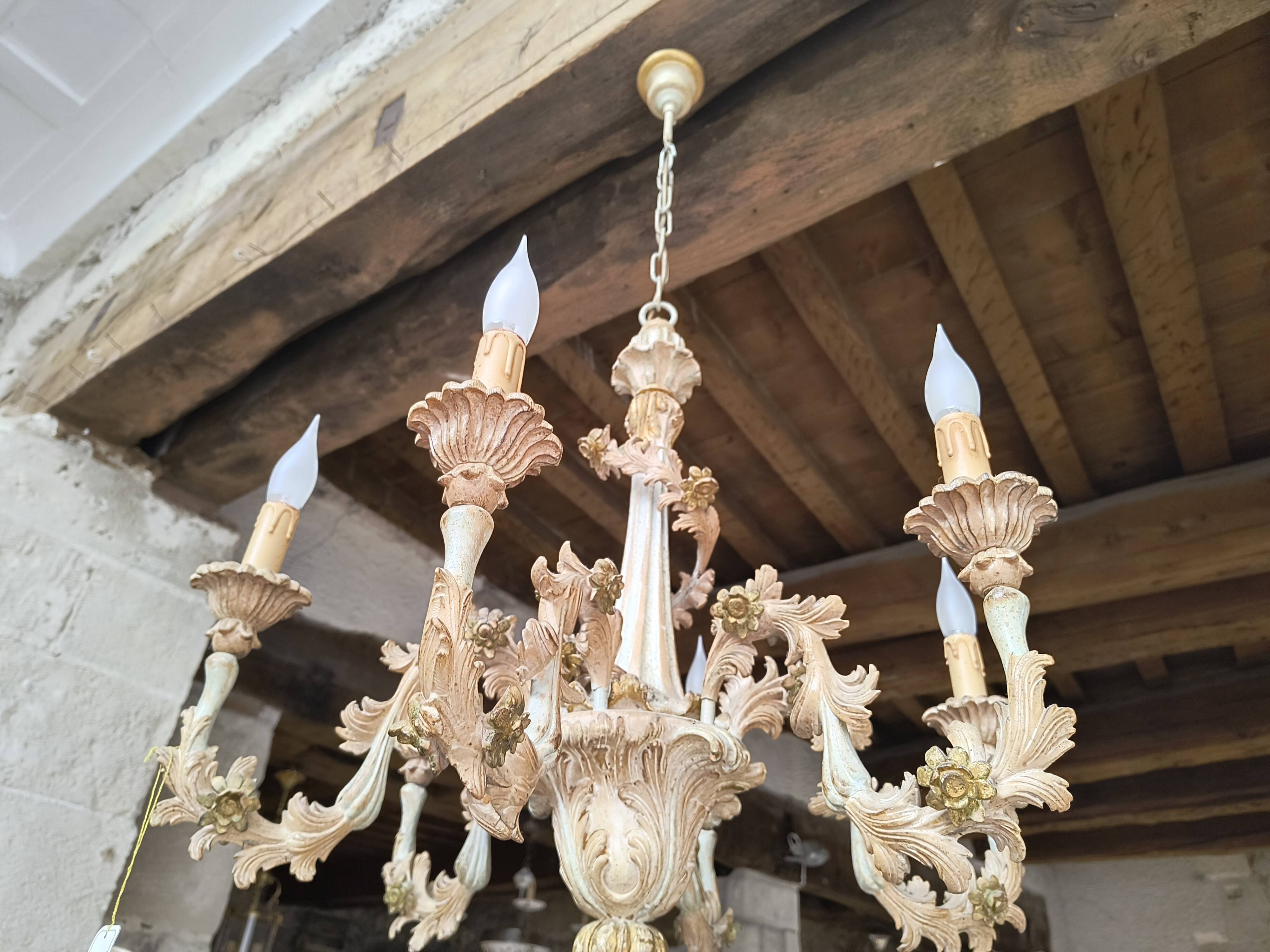 Florentine chandelier in carved wood with polychrome patina.