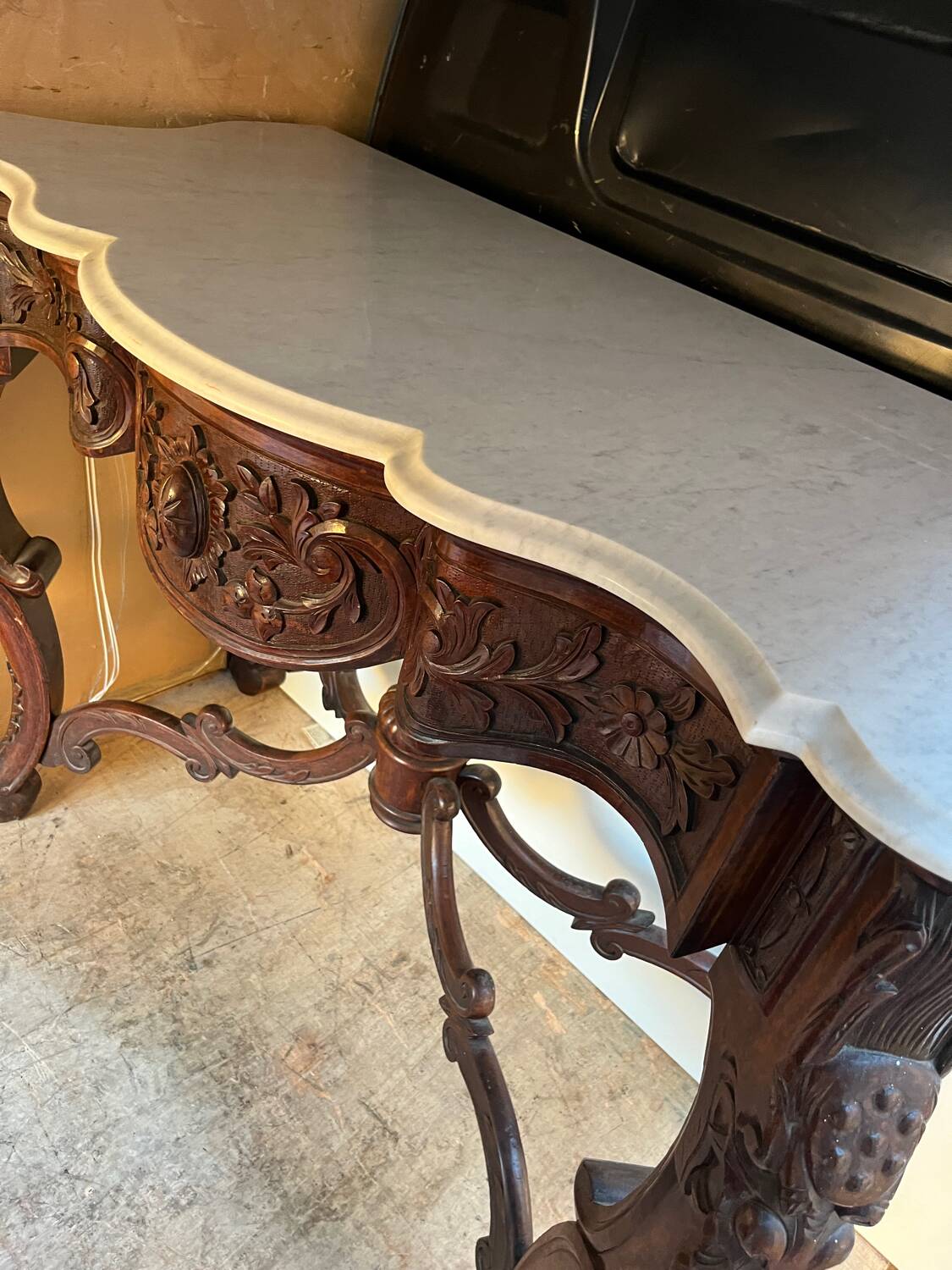Console in carved solid oak and marble top
