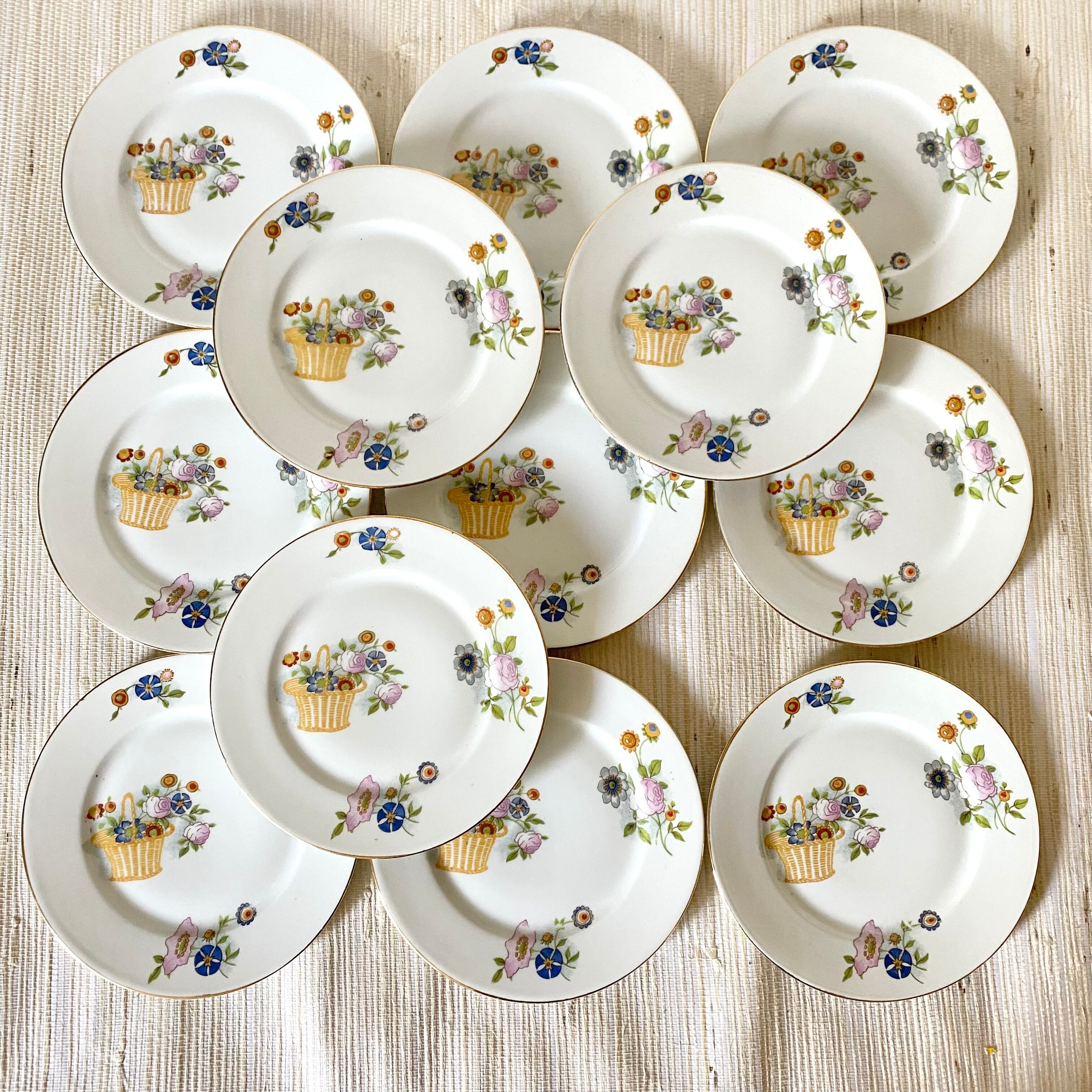 12 Assiettes à dessert en porcelaine de Limoges