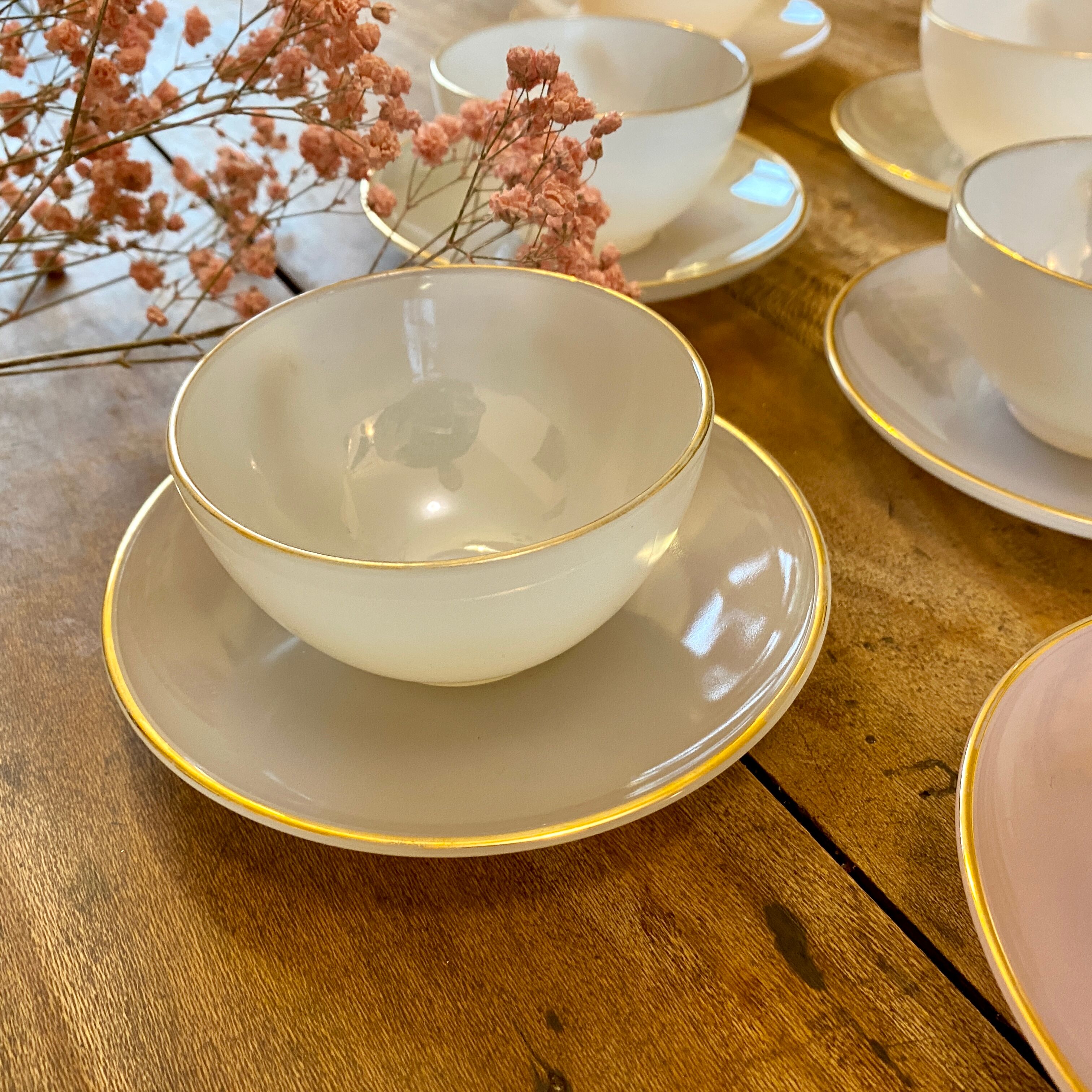 Set of 8 vintage cups and subcups, pastel Arcopal