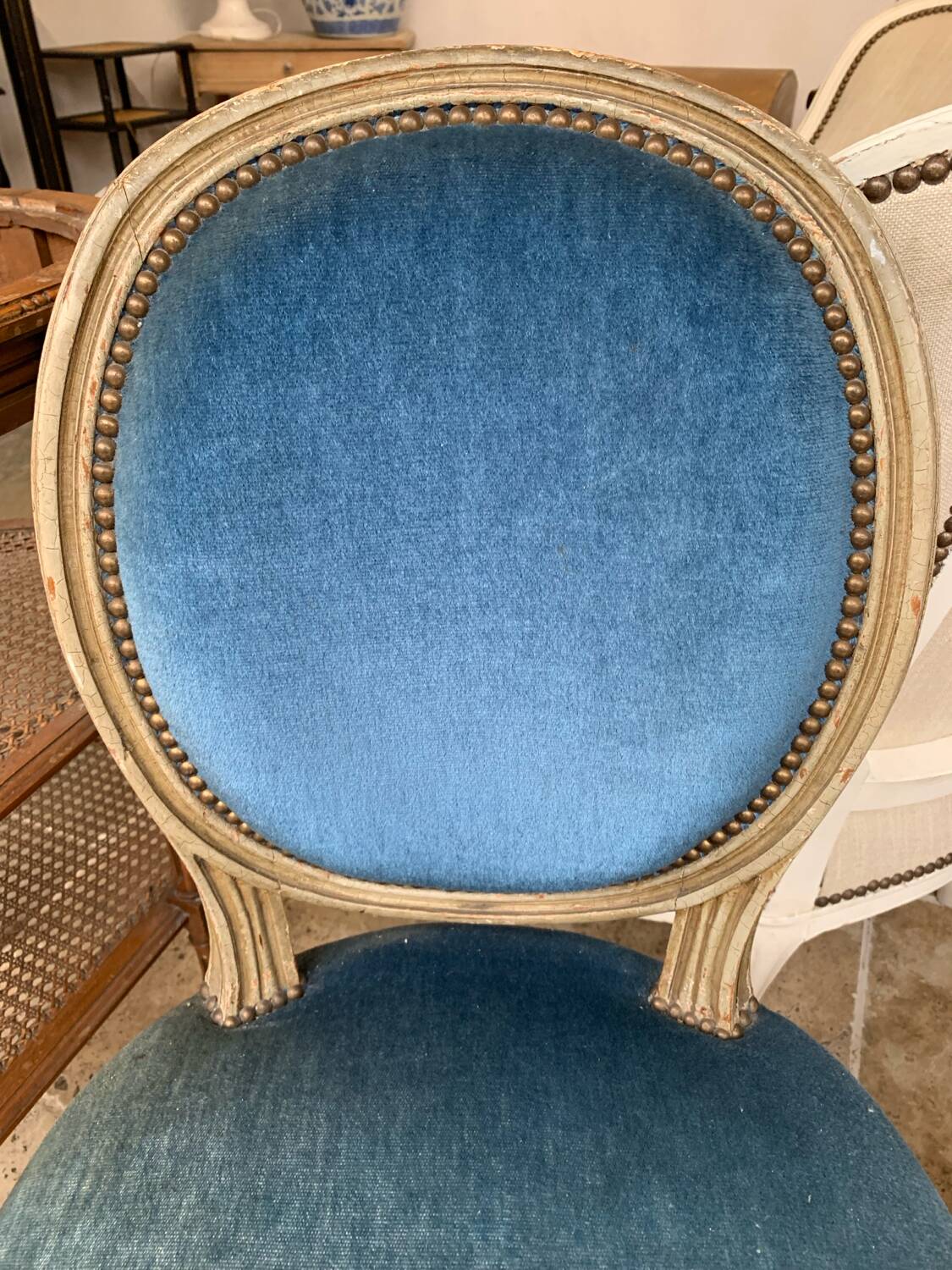 Paire de chaises médaillon en velours