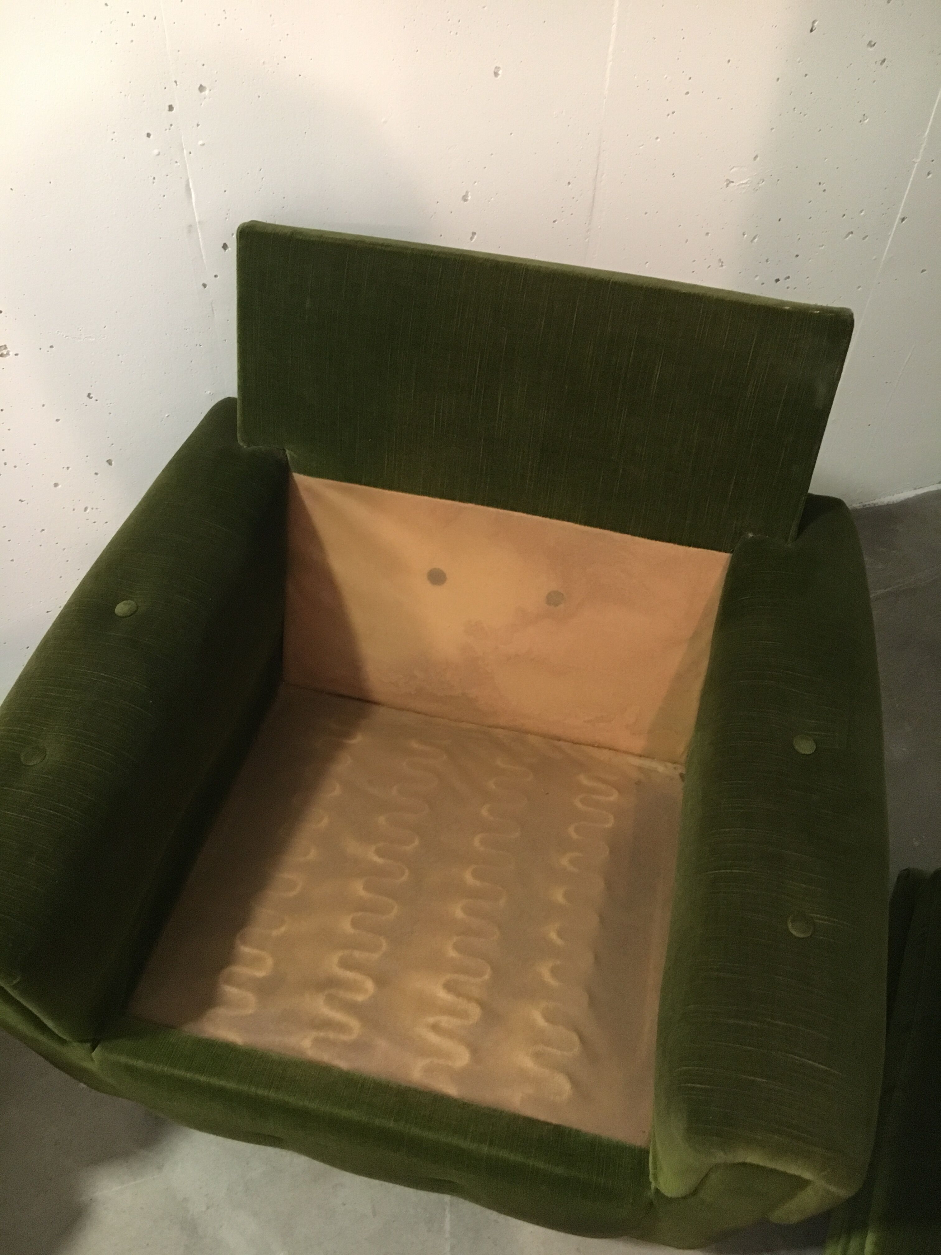 Paire de fauteuils, velours vert à roulettes, des années 70