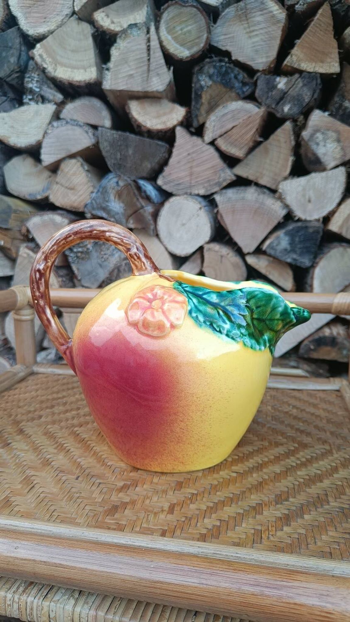 Jug in slipware apple