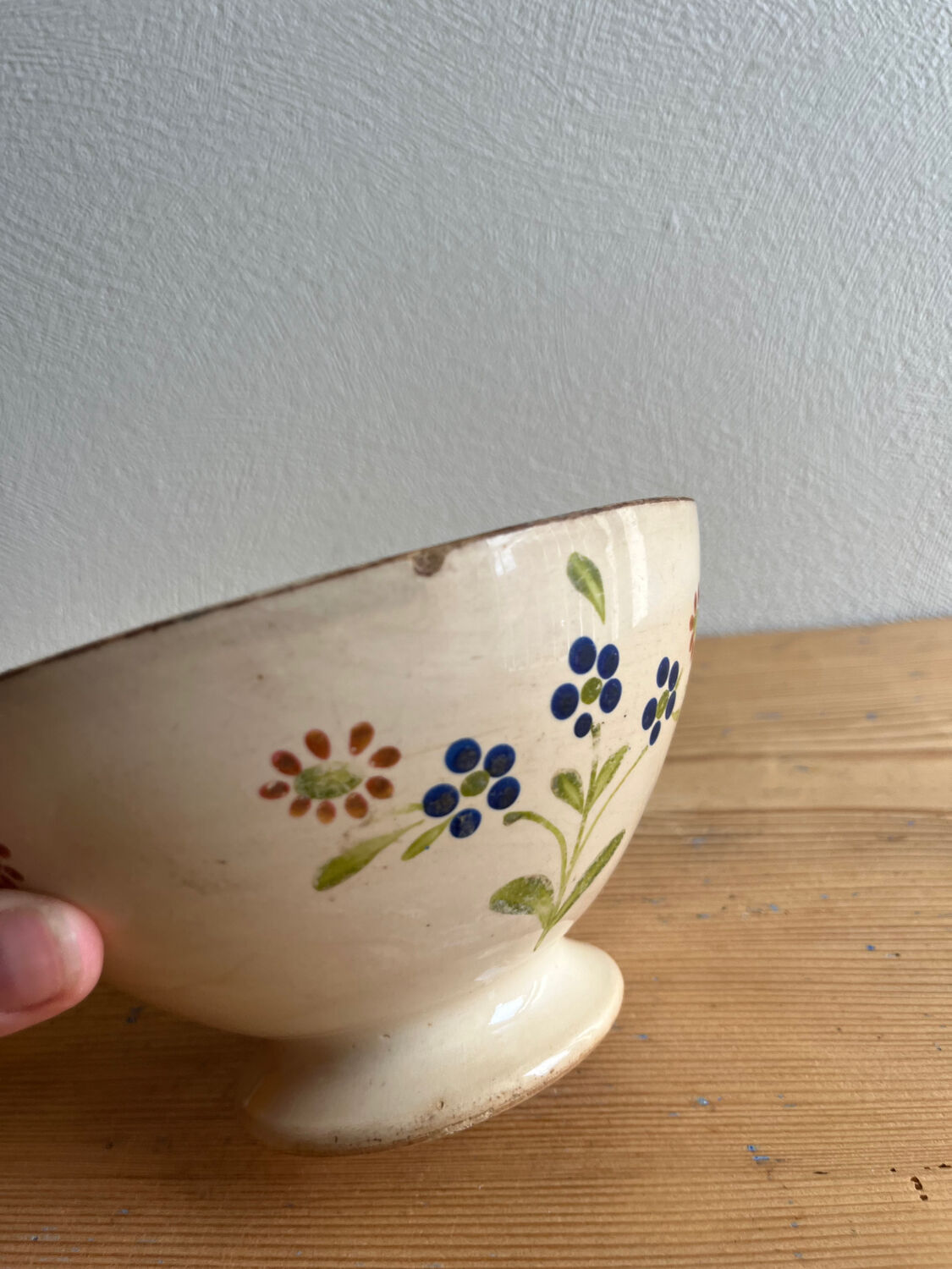 Old earthenware bowl on a pedestal, Digoin Sarreguemines Flowers / flo