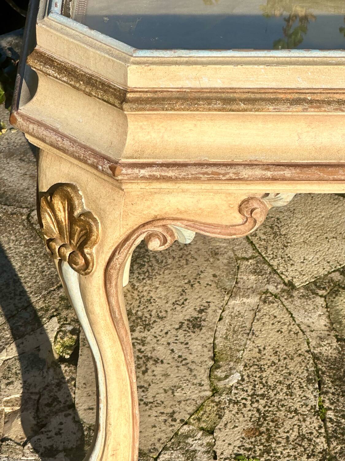 Coffee table/display cabinet in painted polychrome wood.