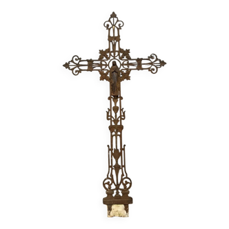 Croix de calvaire époque Napoléon III en fonte sommée de la vierge