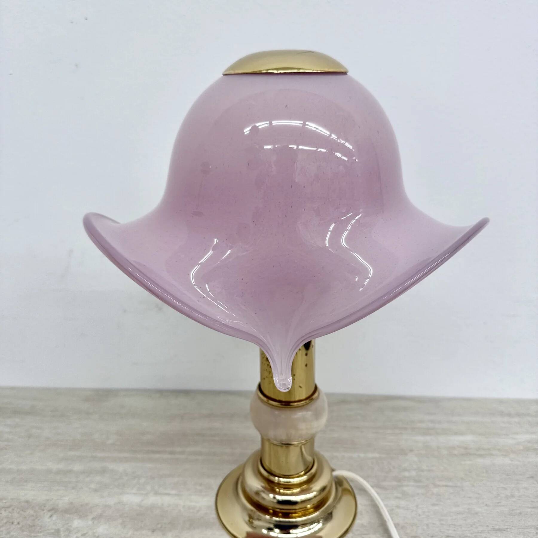 Ensemble de 2 lampes de table en verre de Murano rose avec des détails en albâtre, années 1970.