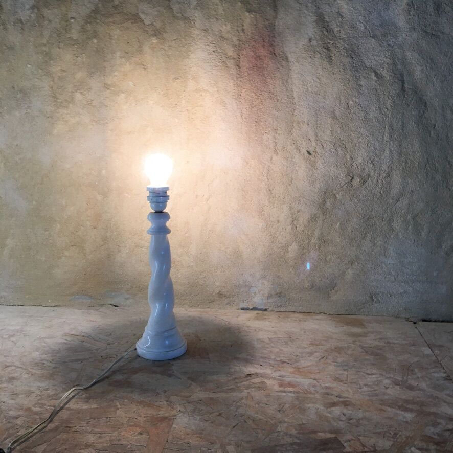 Twisted lamp foot in white alabaster