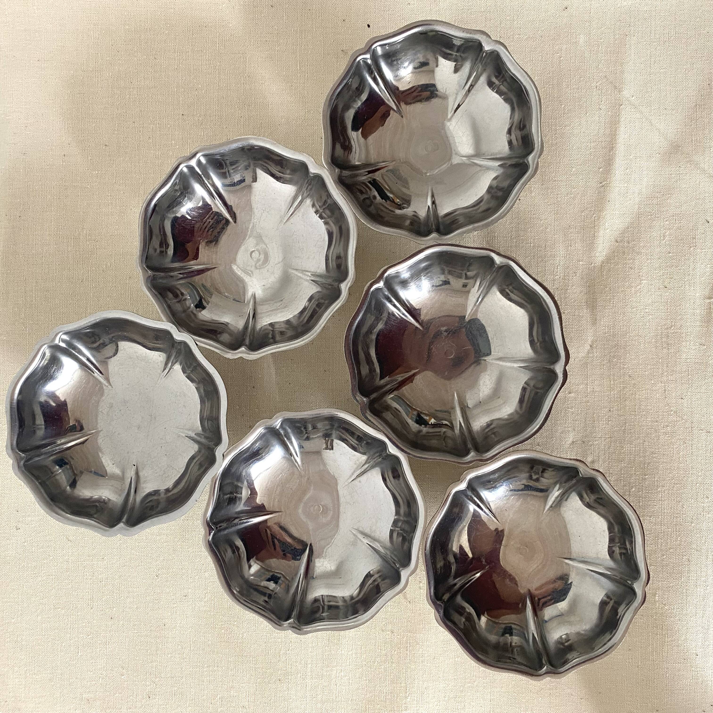 Low stainless steel cups with scalloped edges