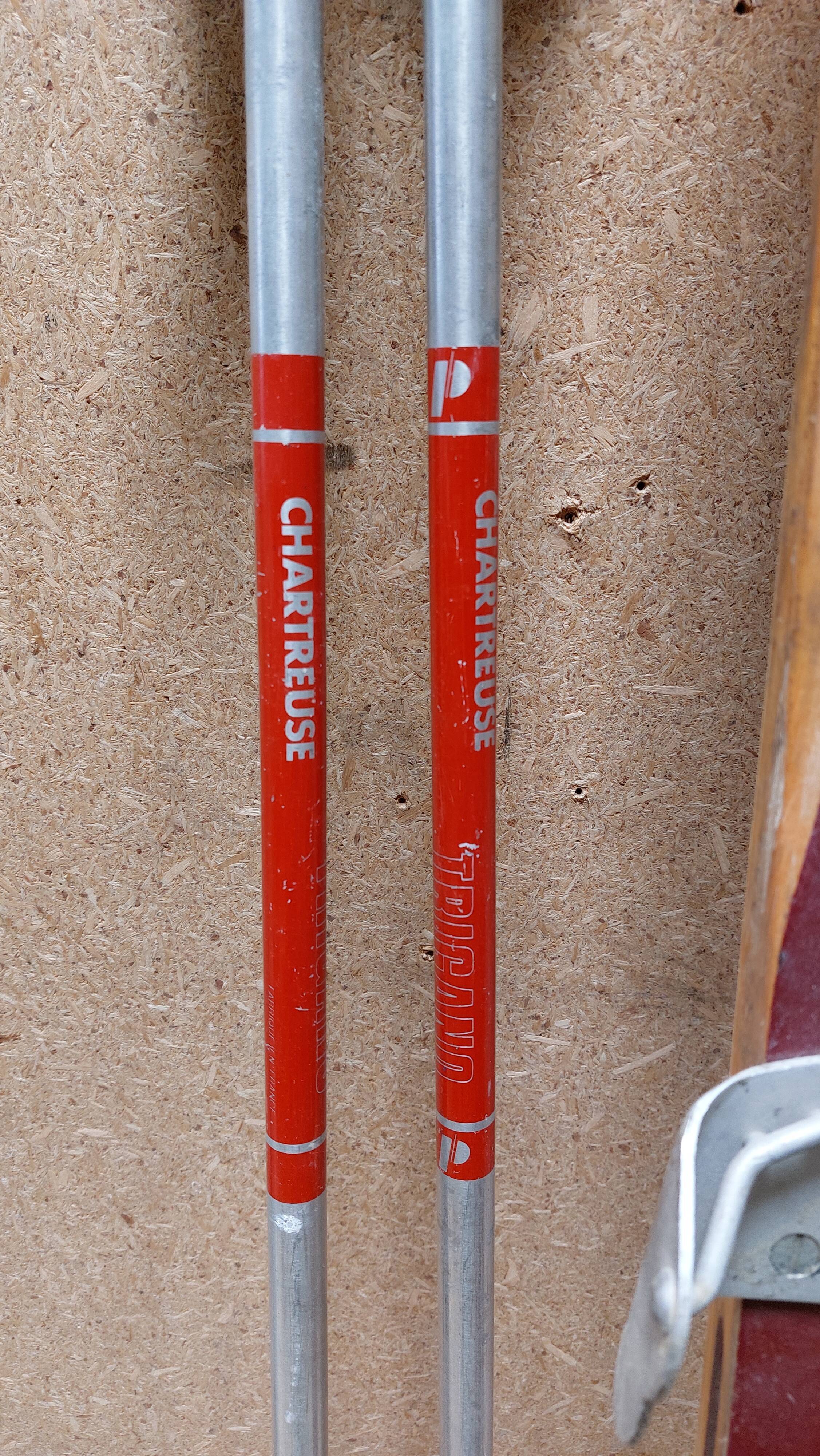 Paire de skis vintage en bois 199 cm couleur Bordeaux avec batons