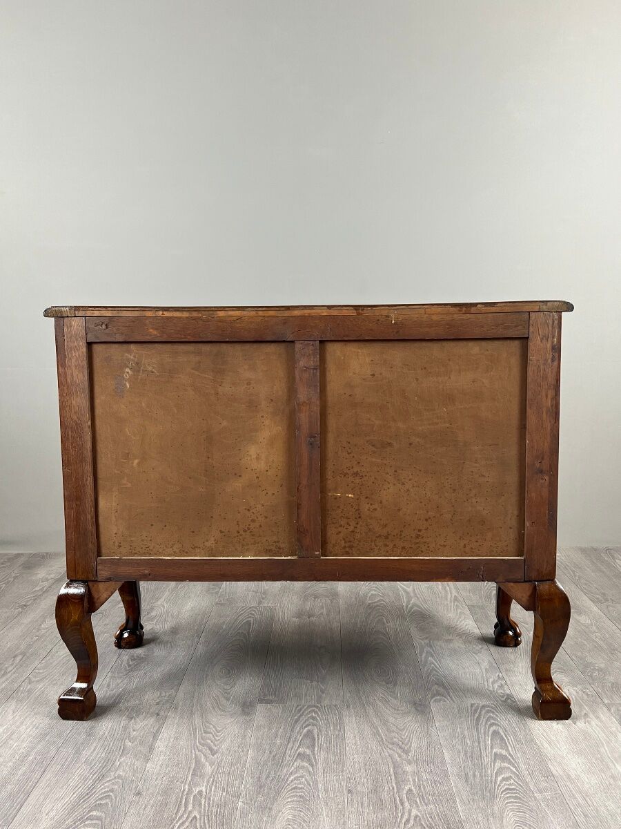 Commode de style Louis XV en placage de loupe de noyer, XXe siècle