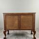 Commode de style Louis XV en placage de loupe de noyer, XXe siècle