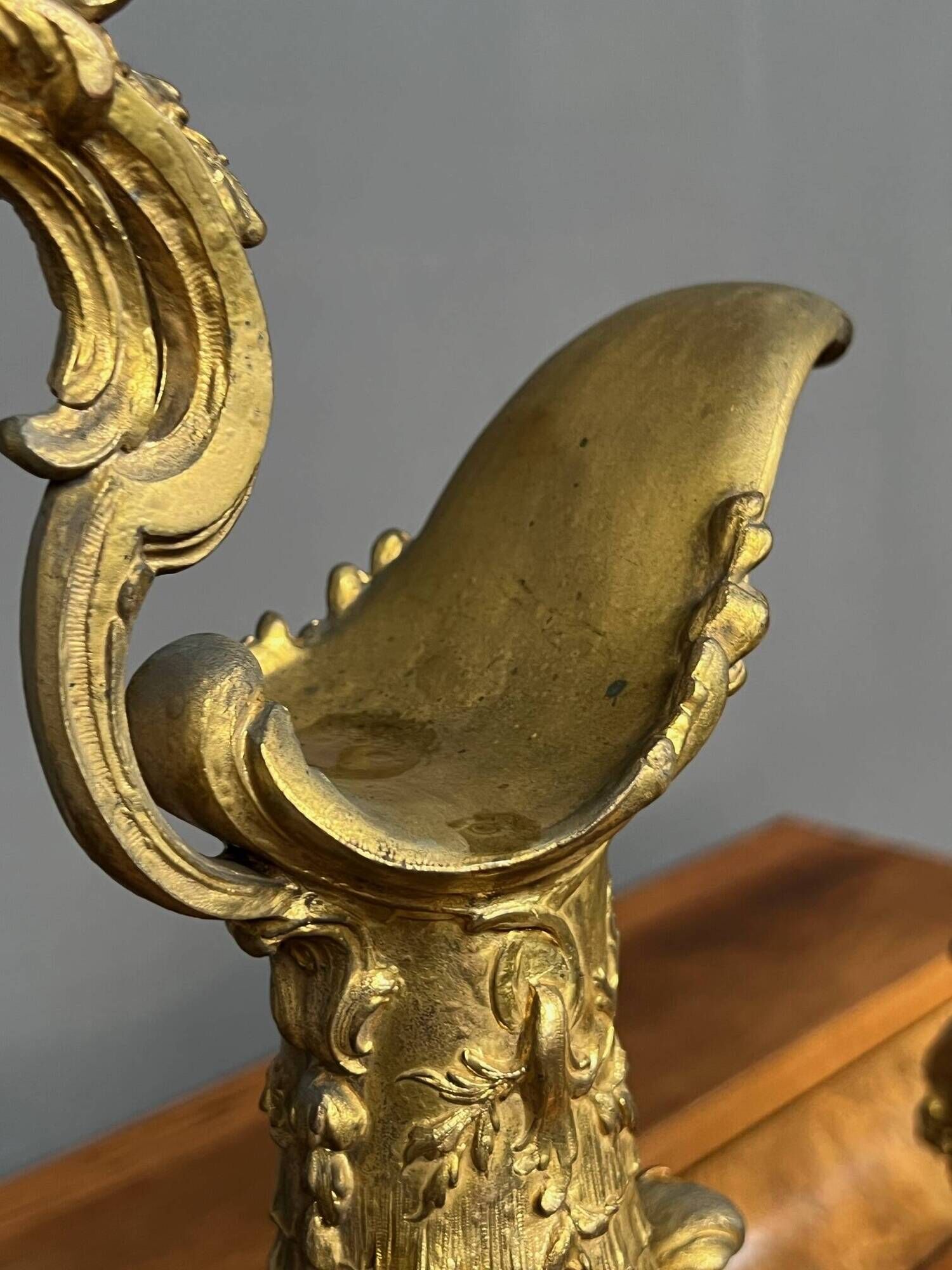 Pair of decorative vases. Solid gold metal.