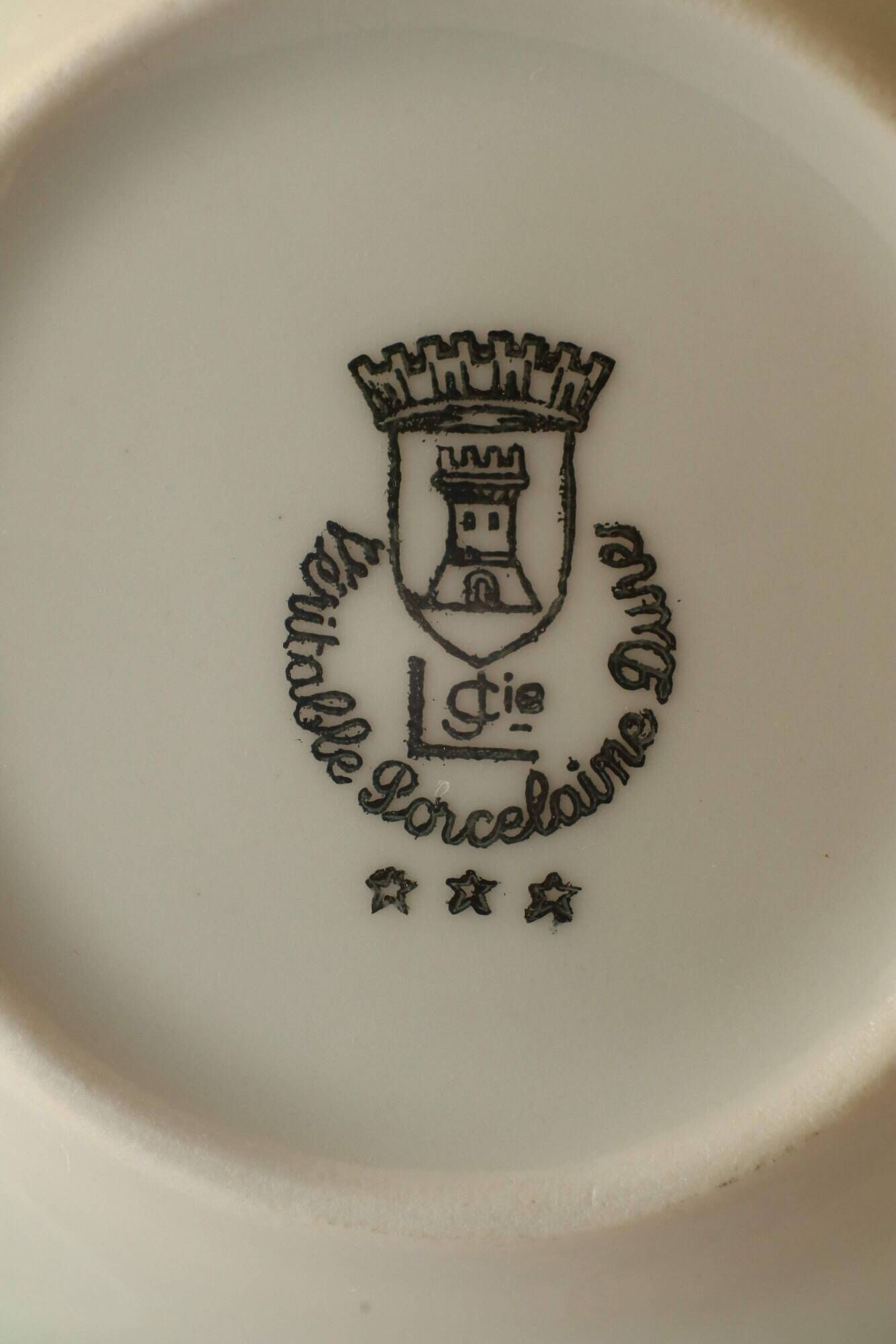 6 coffee cups + saucers in Gien porcelain – Empire style, gold trim