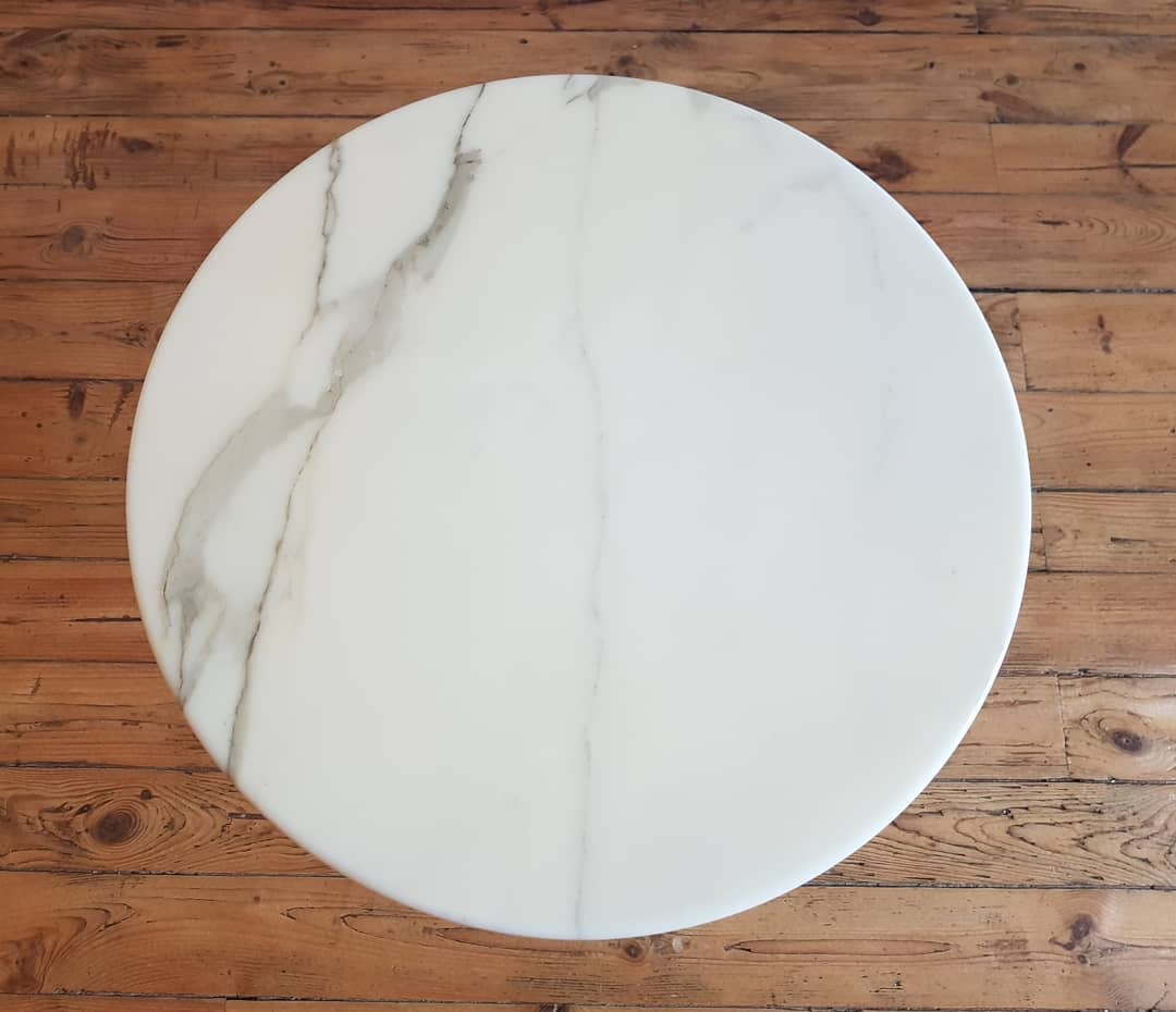 Table d’appoint en marbre de carrare conçue par Eero Saarinen Knoll