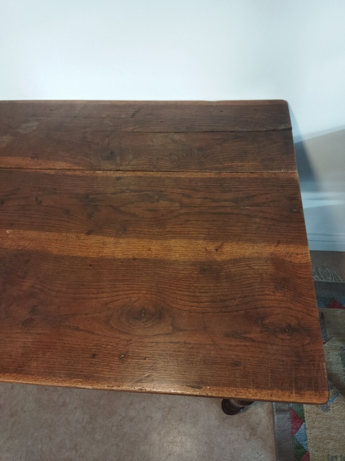 Desk with turned legs