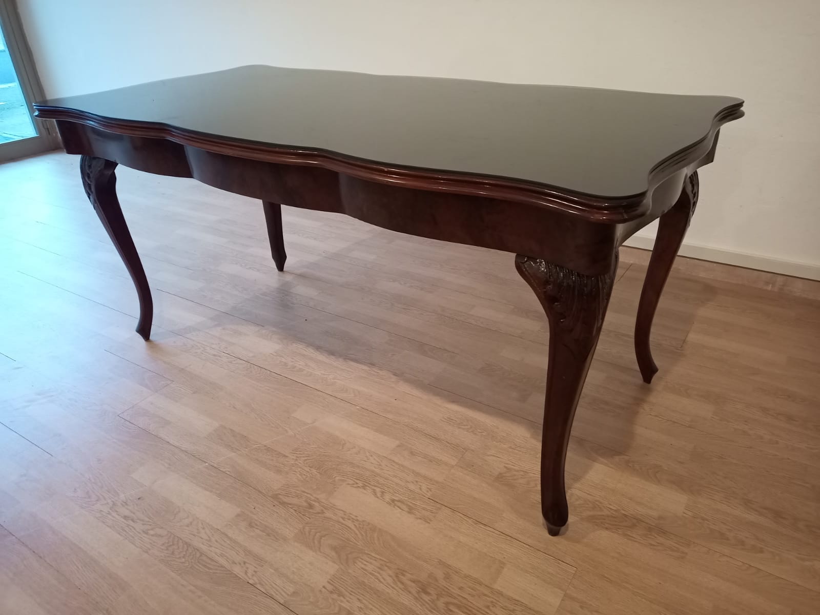 Chippendale mahogany table XXth with walnut piano in smoked tempered glass