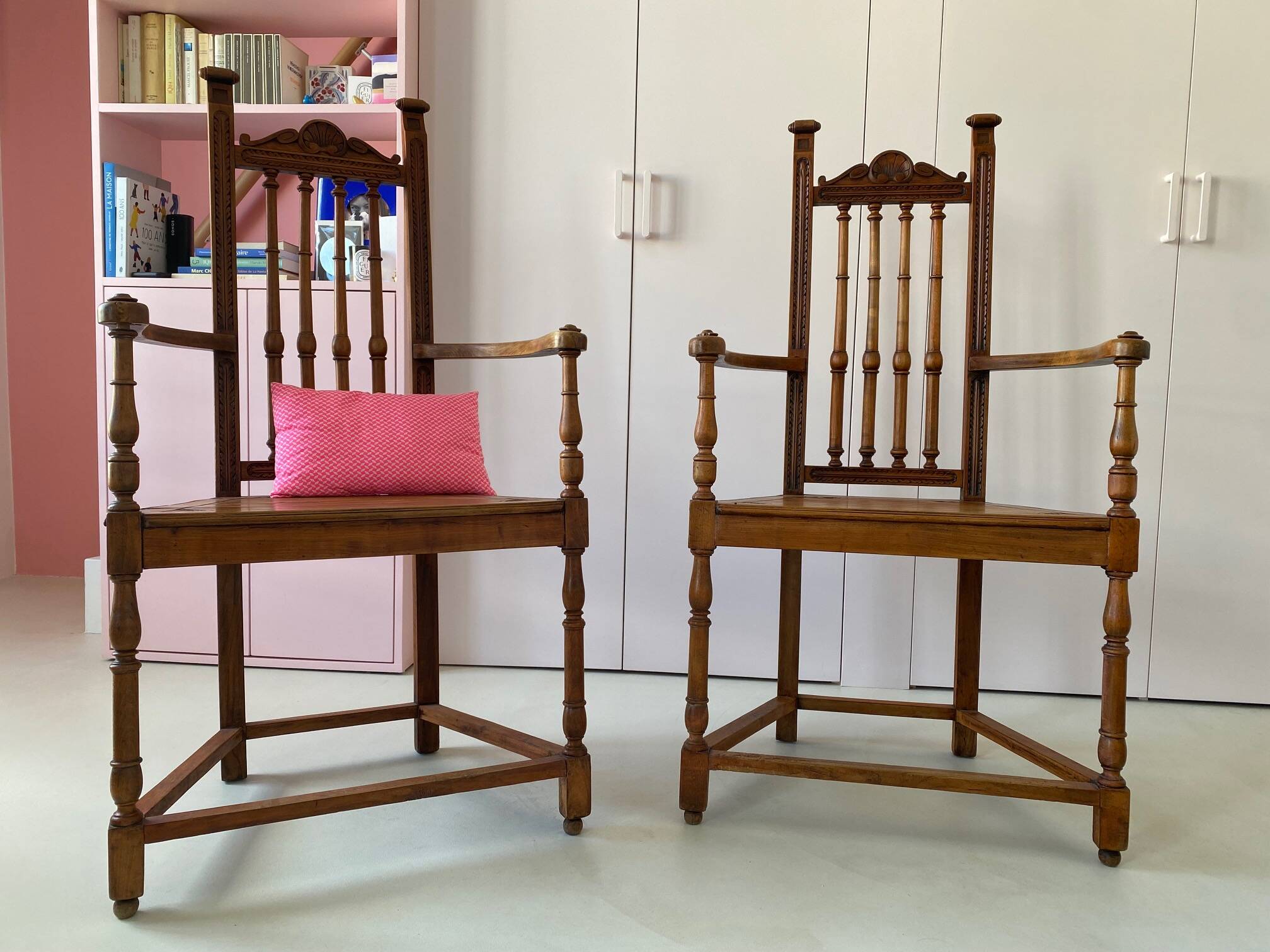 Paire de fauteuils anciens de style gothique